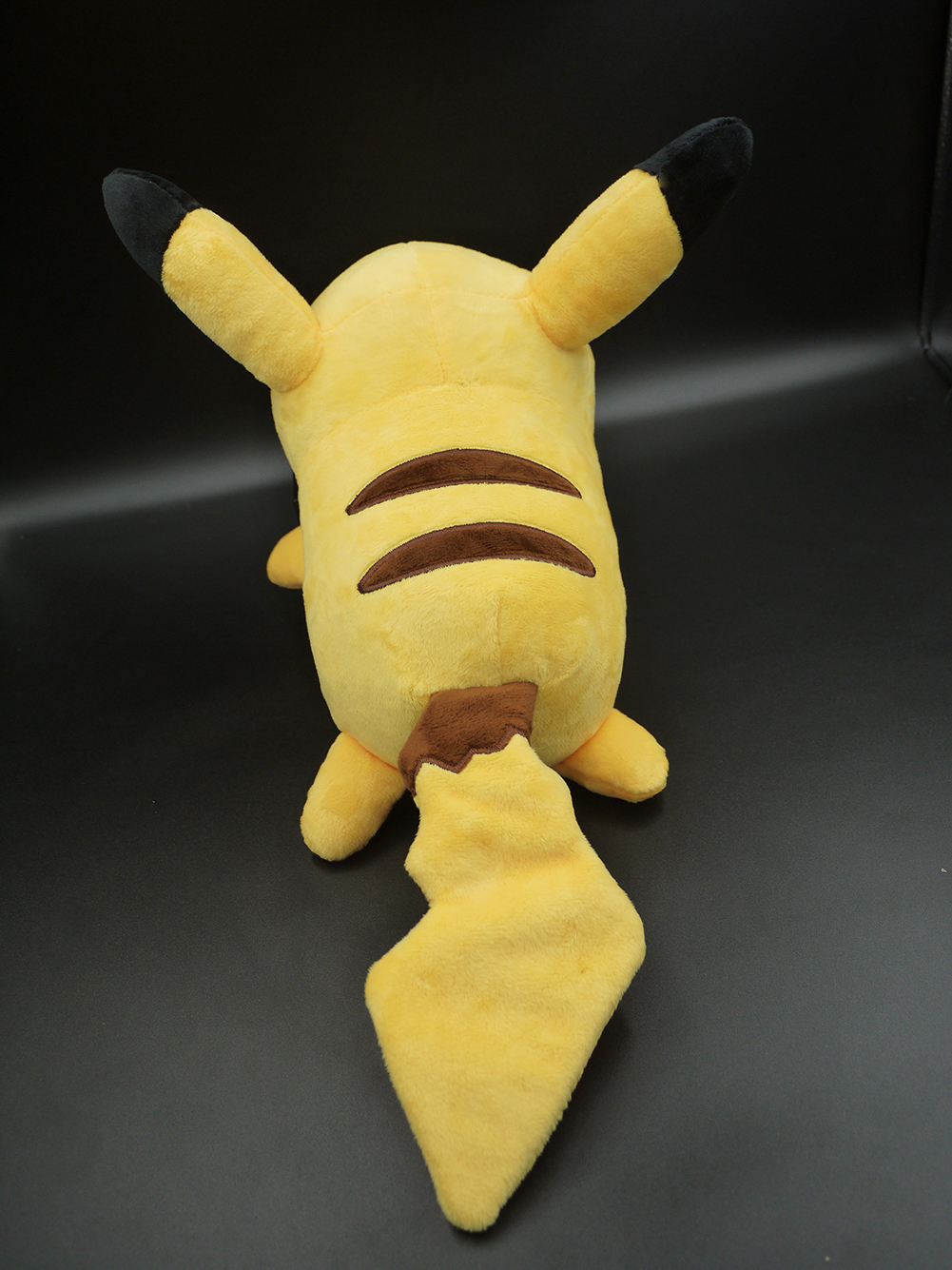 Gấu Bông/ Thú Nhồi Bông Pokemon PIKACHU Nằm 38 cm (Tặng kèm móc khóa da bò thật màu ngẫu nhiên) BA00149