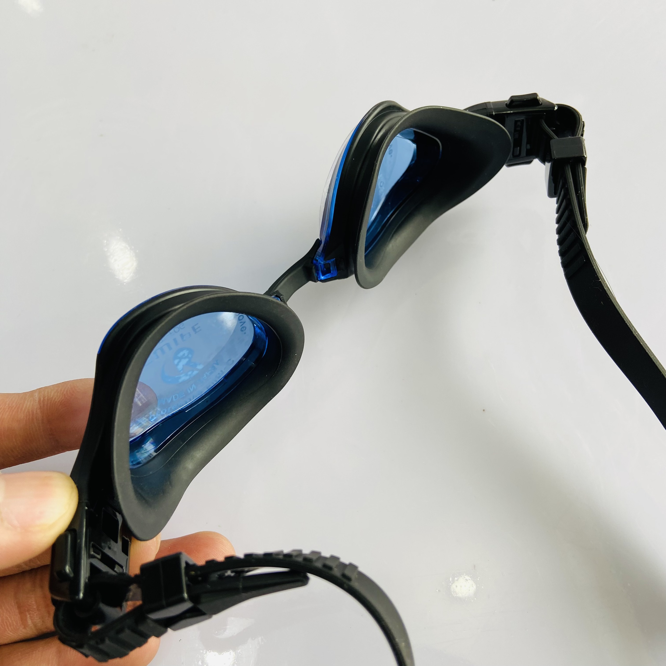 Kính bơi View V2000 được nhập khẩu từ Nhật Bản, thiết kế cực kỳ đẹp mắt và có tác dụng chống nước, bảo vệ mắt khi tham gia bơi lội.