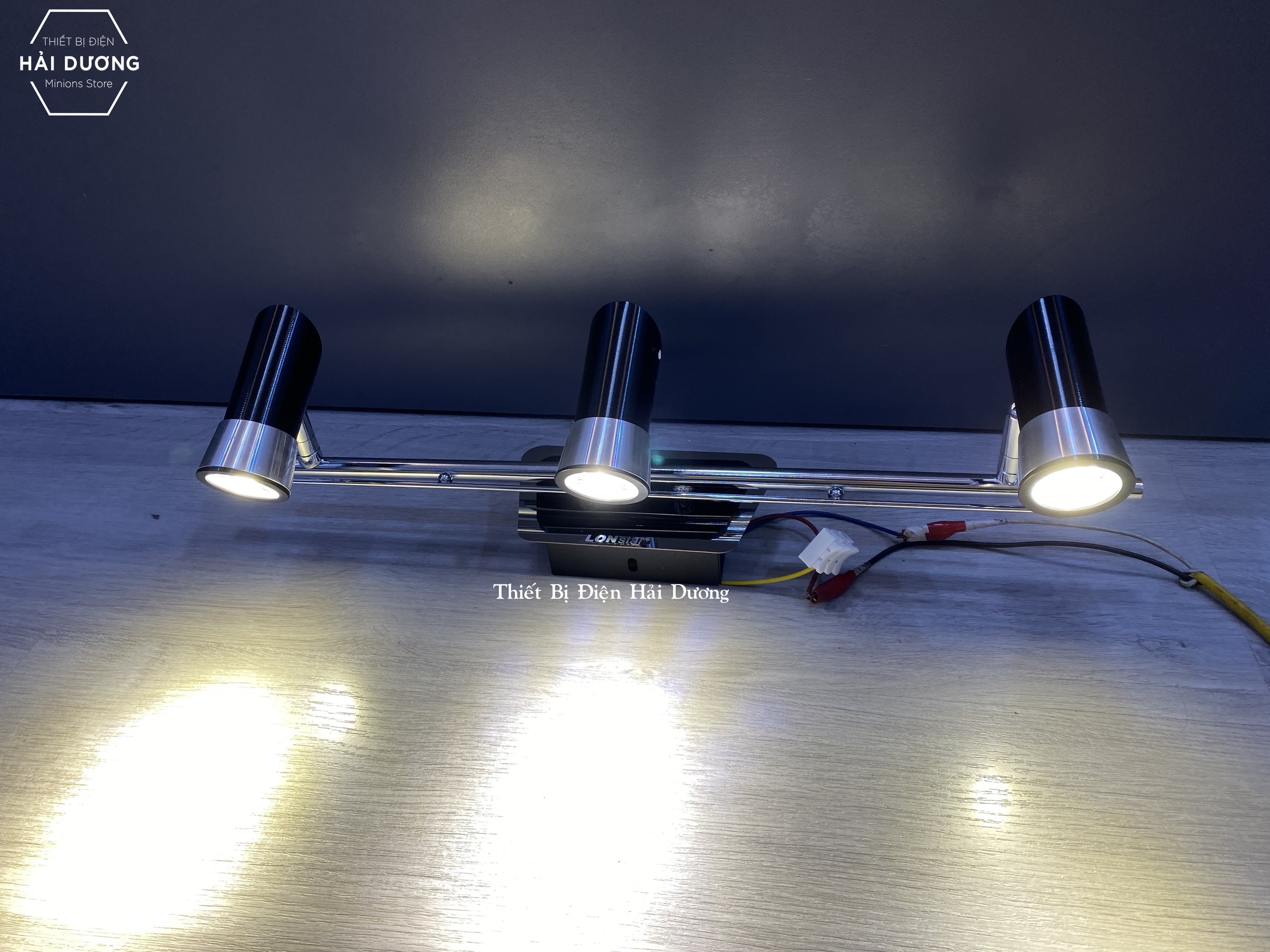 Đèn soi tranh - Đèn rọi gương Led model 8149/3 15w Ánh Sáng vàng - Điều chỉnh được góc chiếu