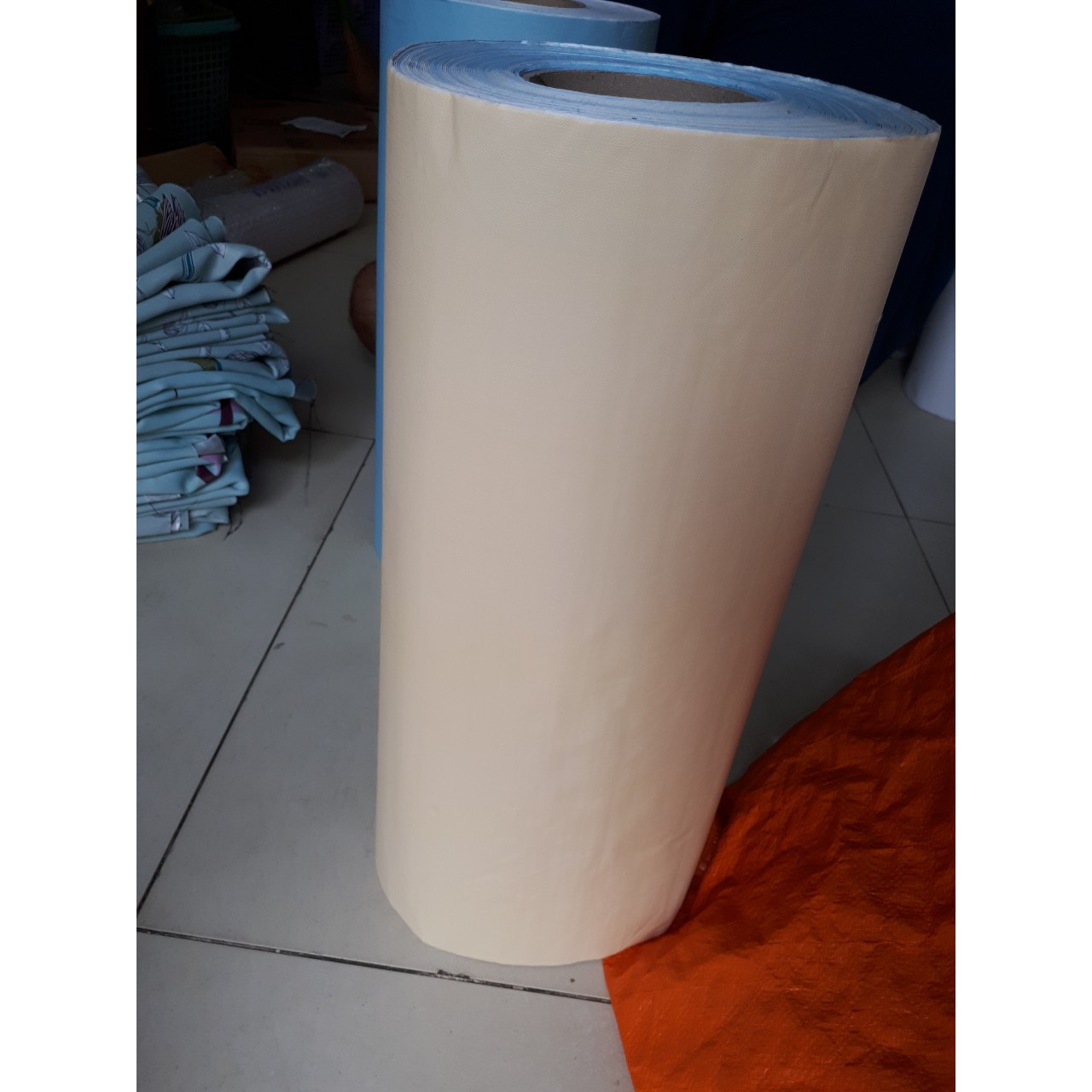 GIẤY DÁN TƯỜNG KHỔ 45CMX10M VÀNG NÂU NHÁM