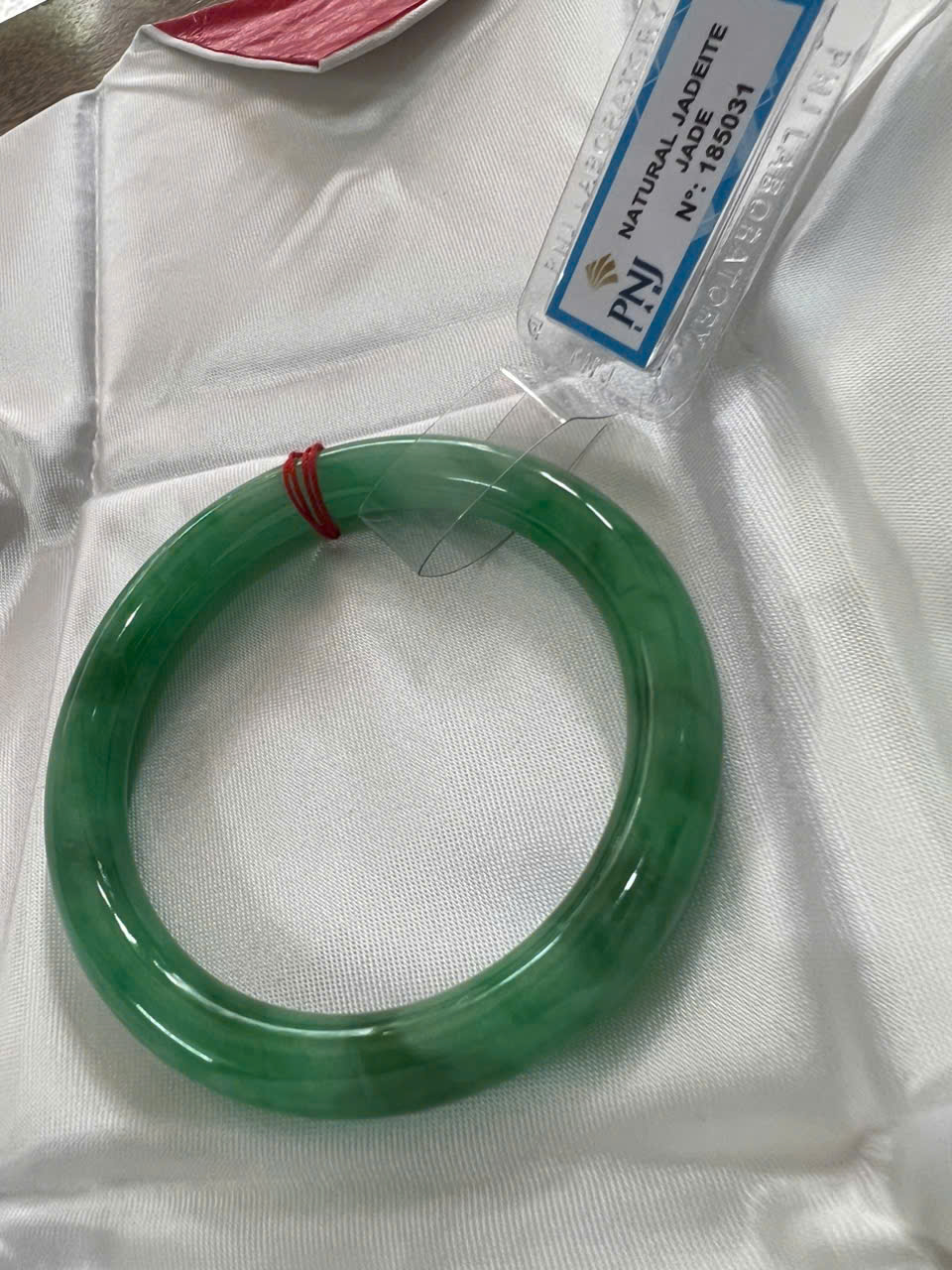 Vòng Cẩm Thạch Tự Nhiên Mới Sịn Đậu Lý Ni 50mm x chột 7,2mmm Vòng Kiểm Định P No 185031 Màu Xanh lý đều điểm vân trắng xanh đậm nhẹ bóng đều đẹp nữ 50kg - 54kg đeo sang tay món quà tặng chính mình tặng mẹ vợ ý nghĩa ạ