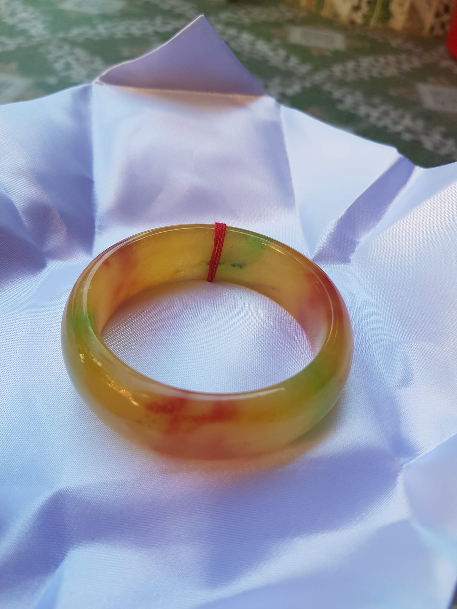 Vòng Tay Bản Hẹ Vàng Đỏ tươi bóng đẹp Size 59mm x cao 19mm x dầy 9mm Chất liệu đá cẩm thạch Hợp Nam Nữ mệnh Thổ mệnh Kim 60kg - 68kg đeo đẹp ạ