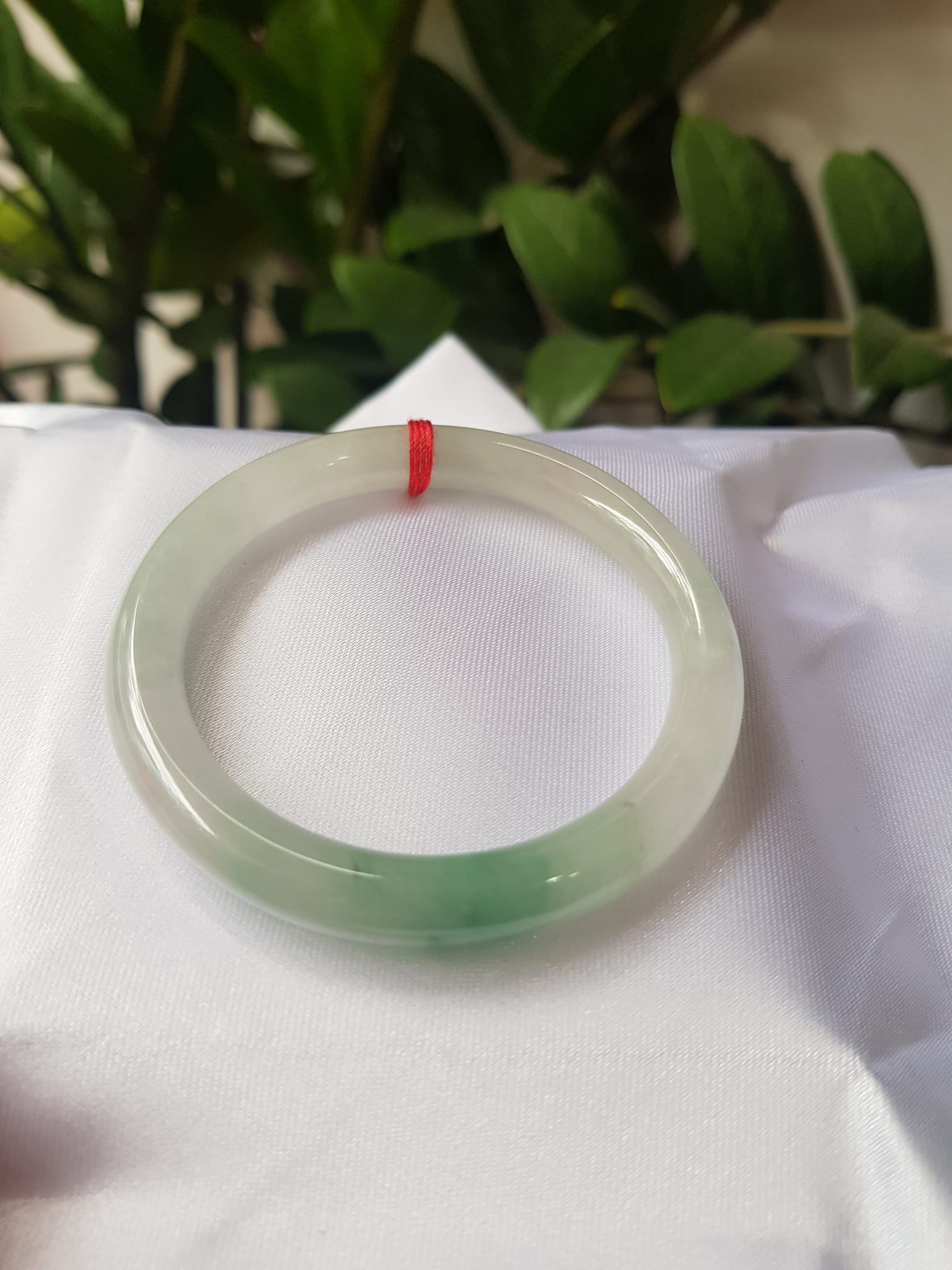 Vòng cẩm thạch Ngọc Đẹp Lý A SỊN 50mm x 7mm Chất liệu đá tự nhiên màu xanh ngọc bóng điểm xanh lý vân đậm tự nhiên bóng đẹp Nữ 50kg - 56kg ạ