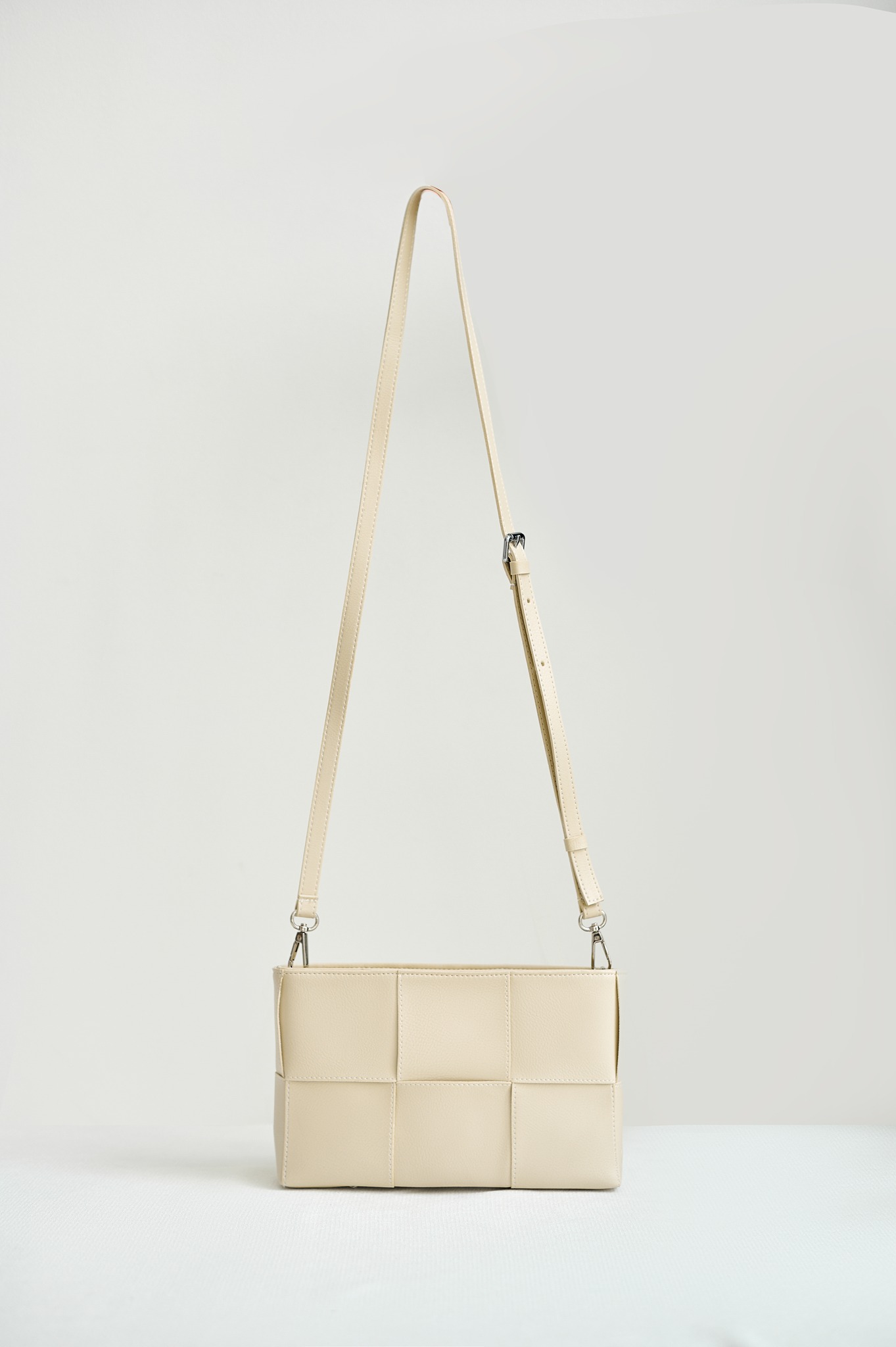 OLV - Túi Weave Shoulder Bag In Beige