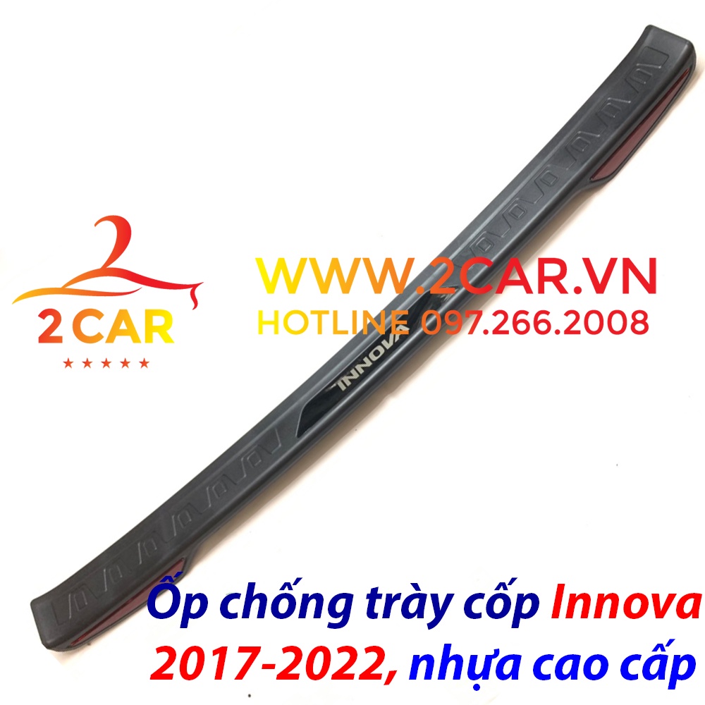 Ốp chống trầy cốp ngoài xe Toyota Innova 2017 - 2022, nhựa 3D cao cấp có phản quang