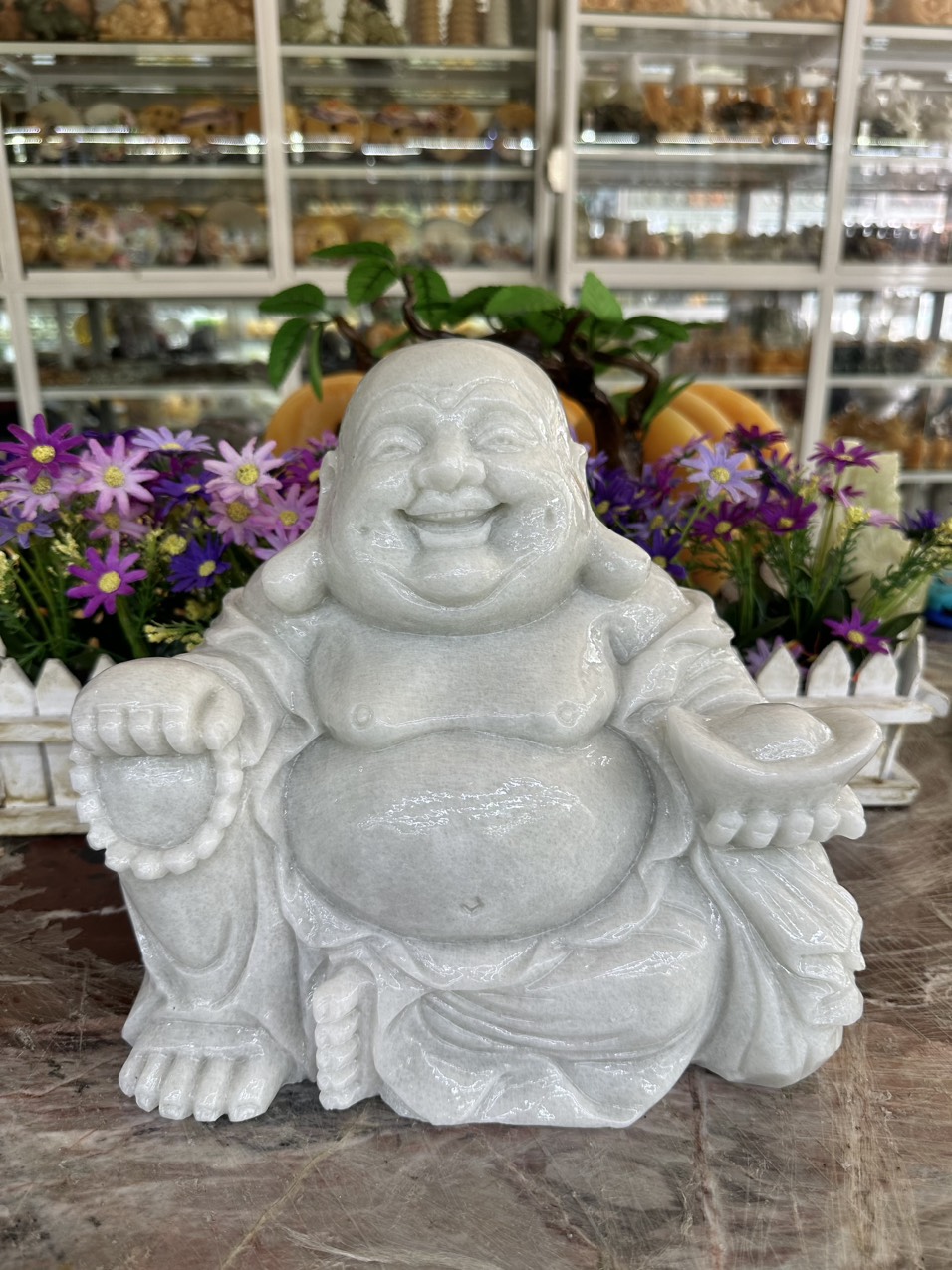 Tượng phật Di Lặc ngồi cầm thỏi vàng thần tài chiêu nạp tài lộc đá cẩm thạch trắng xanh - Dài 25 cm