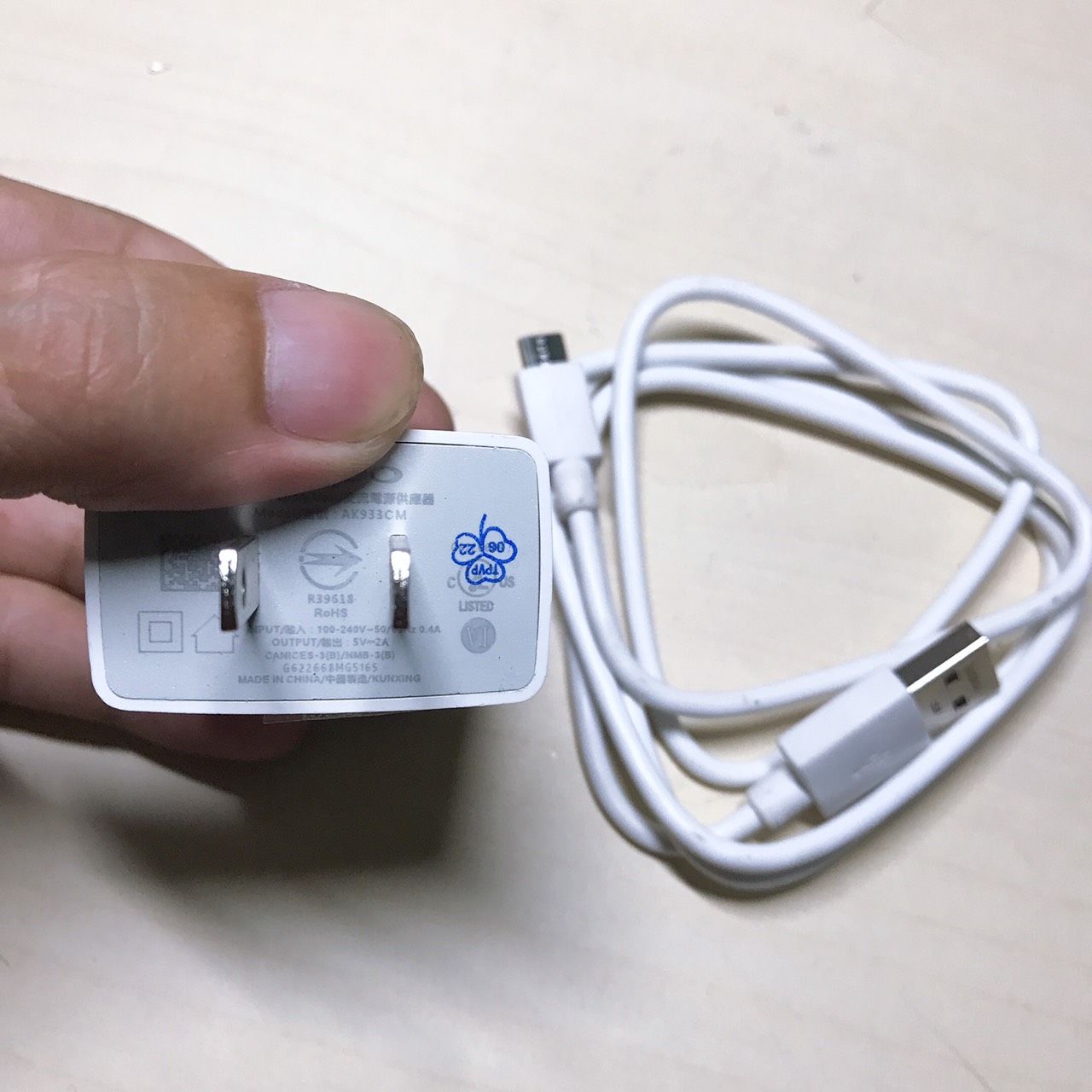 Bộ sạc nhanh 10W chân dẹt màu trắng tặng kèm cáp sạc USB micro dùng cho samsung, sony, nokia, vivo, oppo, redmi...