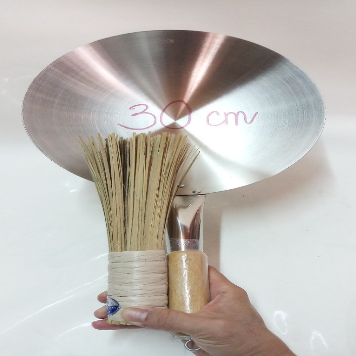 CHẢO INOX CÁN GỖ 30CM TẶNG KÈM 1 CHỔI TRE RỬA CHẢO.