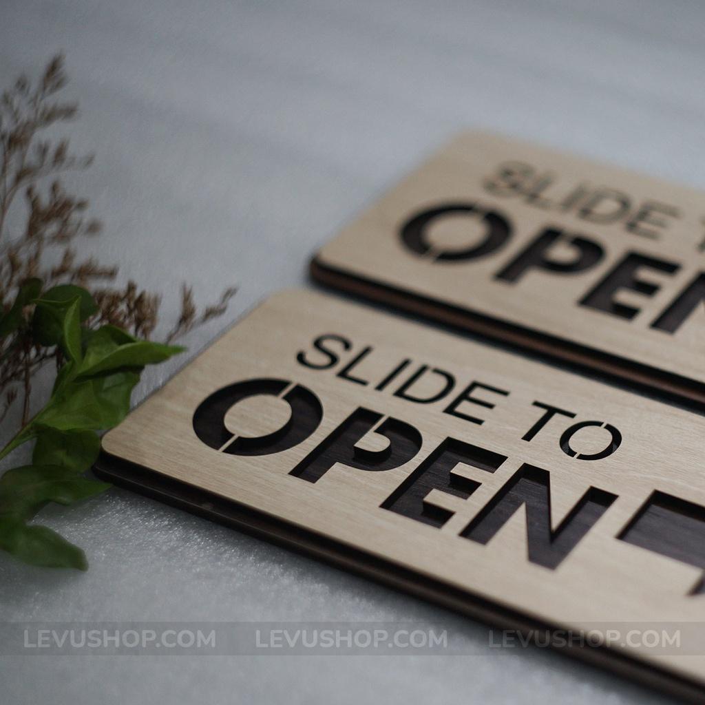 Bảng gỗ slide to open LEVU TP08 mũi tên chỉ hướng kéo mở cửa ra vào phòng