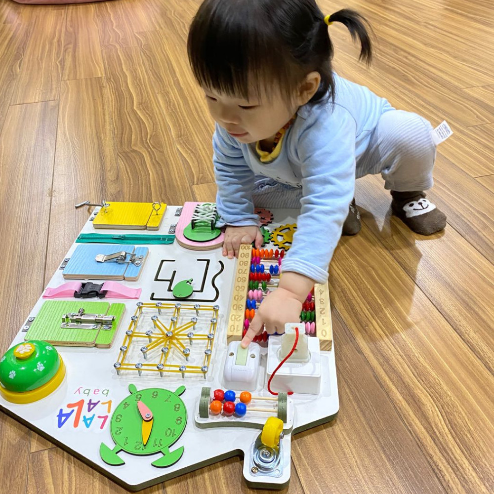 Đồ chơi giáo dục, Bảng bận rộn Busy Board CHÍNH HÃNG Lalala Baby tổng hợp với hơn 20 món đồ chơi, hoàn thiện vận động tinh, bé phát triển toàn diện. Dành cho bé từ 7 tháng tuổi trở lên