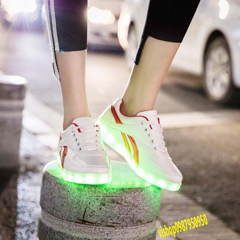 Giày phát sáng 2 vạch cong màu đỏ.Phát sáng 7 màu 8 chế độ kèm dây giày phát sáng mã SJ34 IB1991