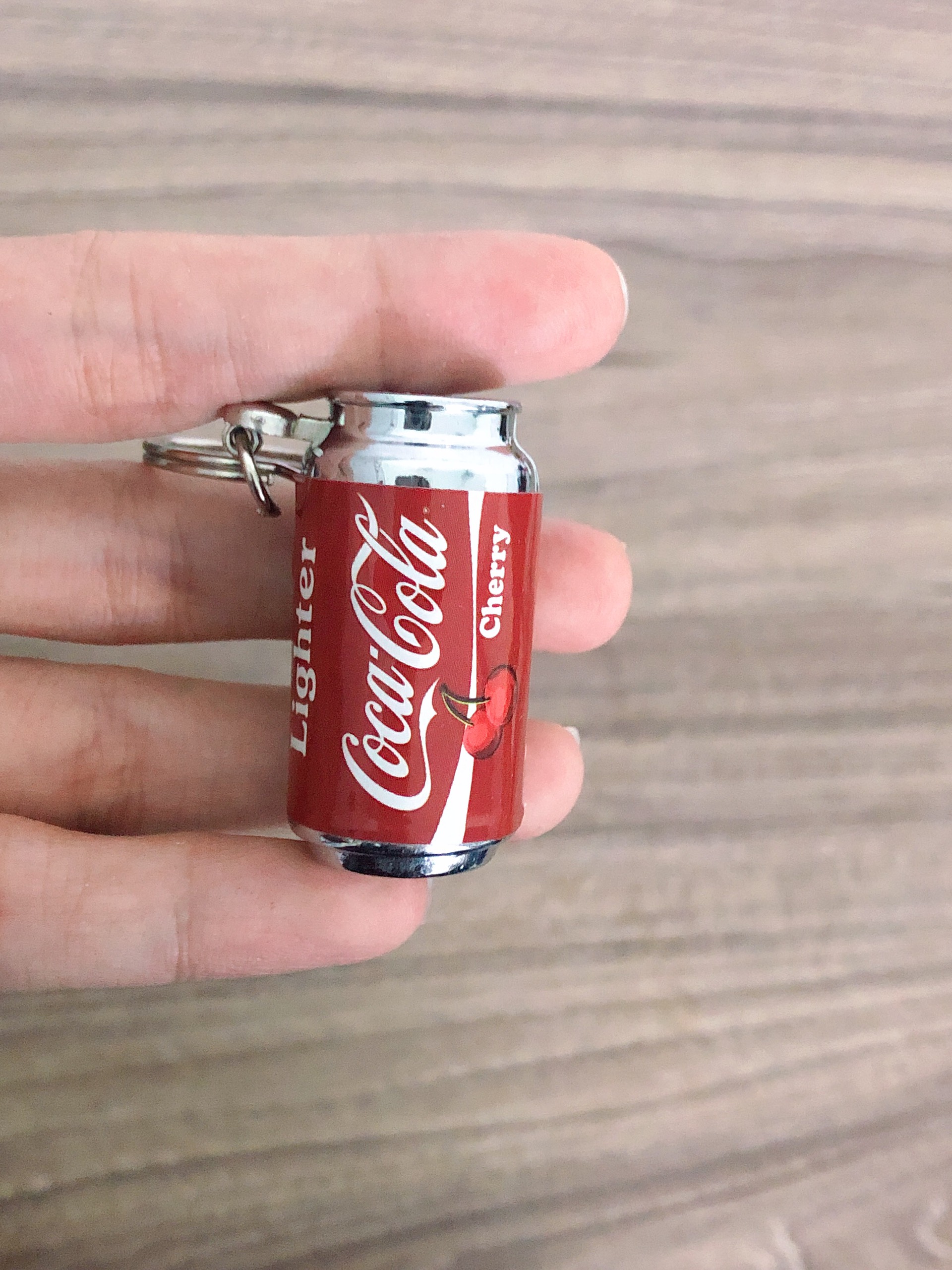 Hột quẹt bật lửa móc khóa hình lon nước Cocacola mini dễ thương