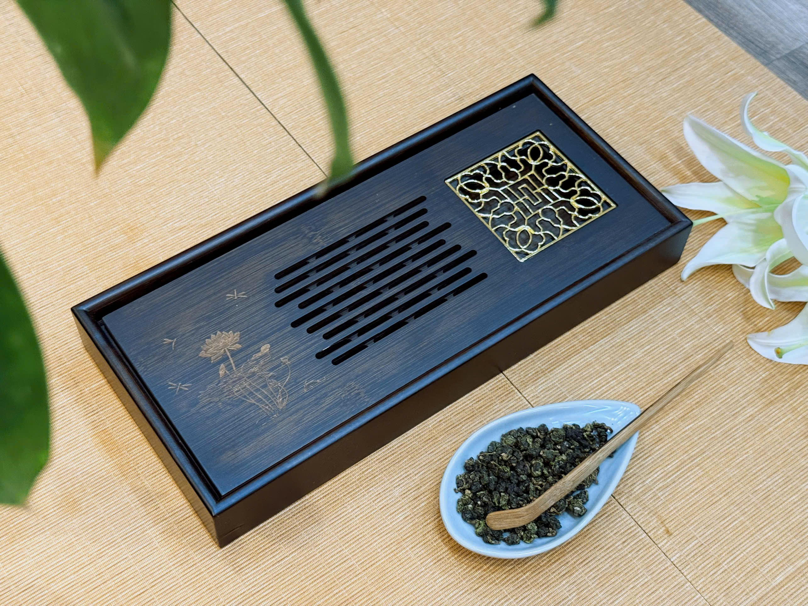 KHAY TRÀ TRE HUN KHÓI - KHẮC SEN CHUỒN - KHAY TRÀ BỀN BỈ