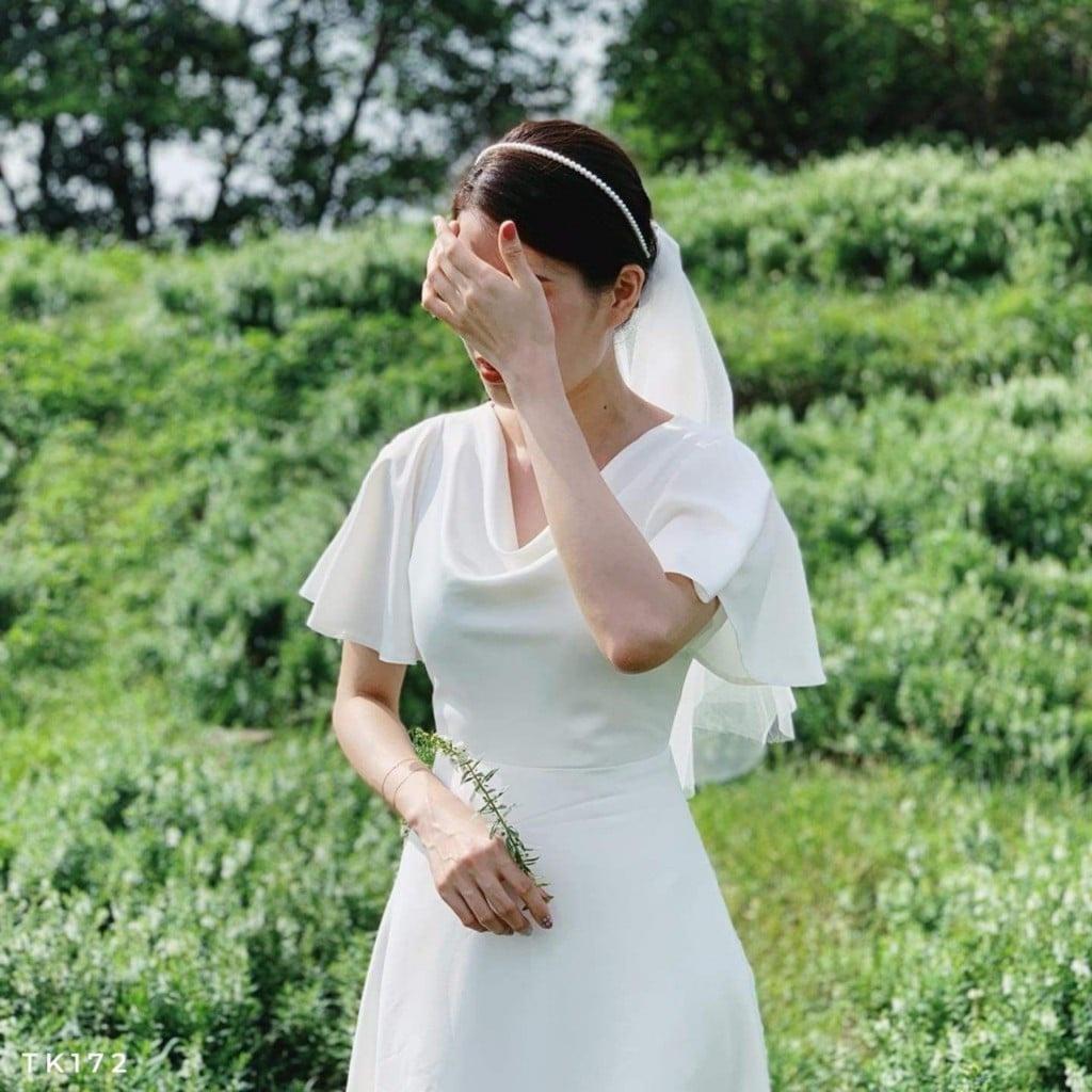 Đầm trắng xòe cổ đổ tay loe có size