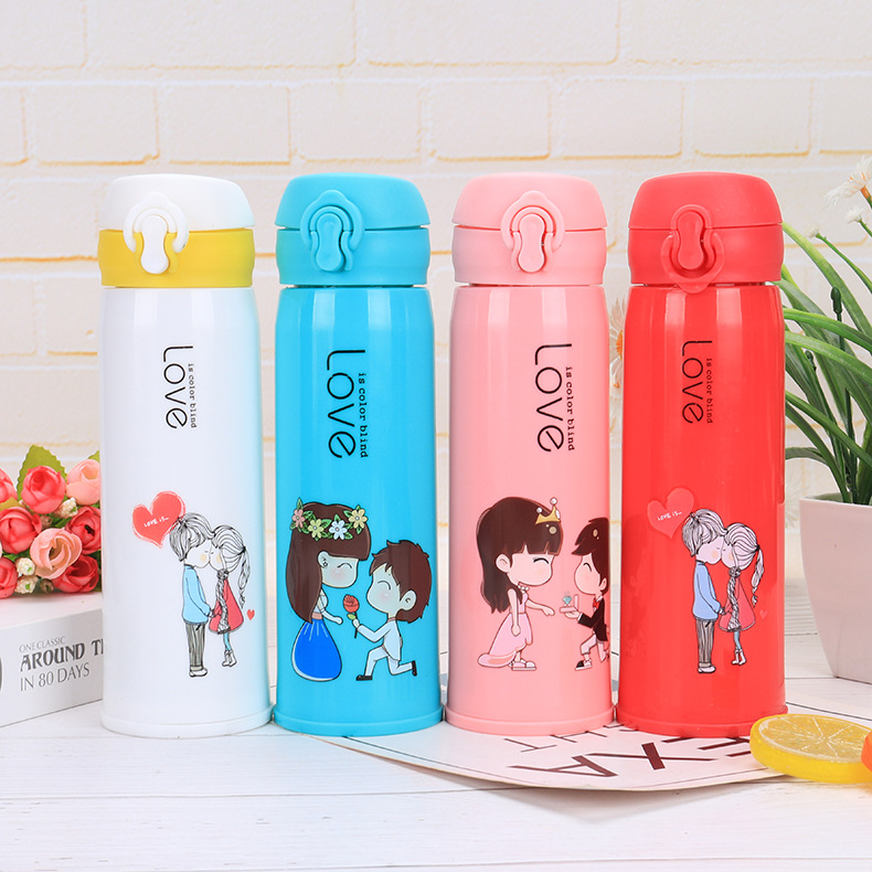 Bình Nước Thủy Tinh Bọc Nhựa Cách Nhiệt Hình Chibi Love Nắp Cài 450ml Siêu Hot