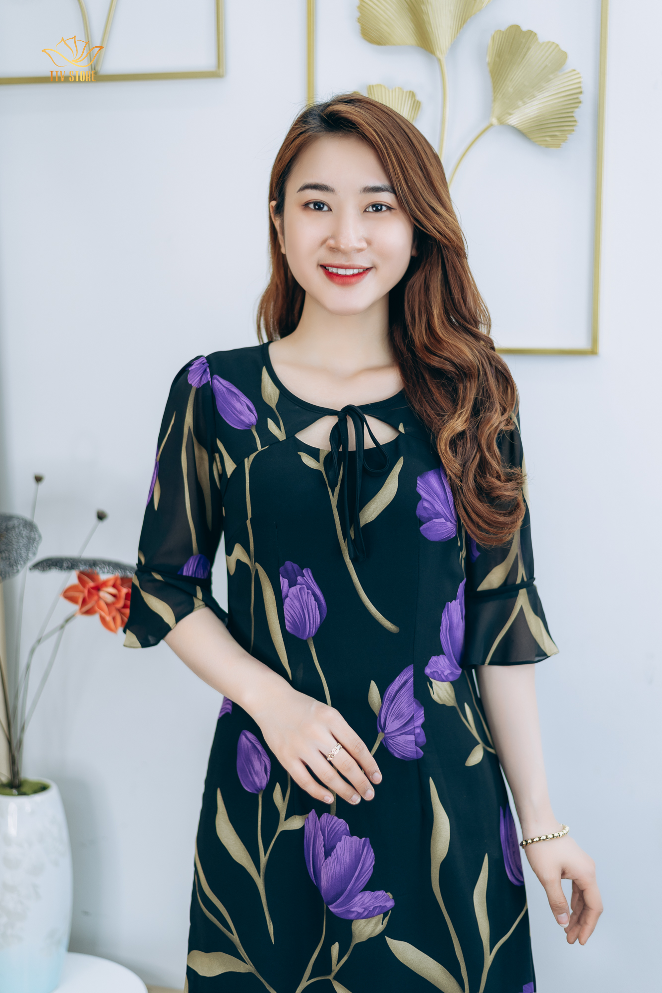 Đầm suông thiết kế trung niên cao cấp Cổ tròn cột nơ tay chuông màu Đen hoa tím TTV STORE  TTV1301
