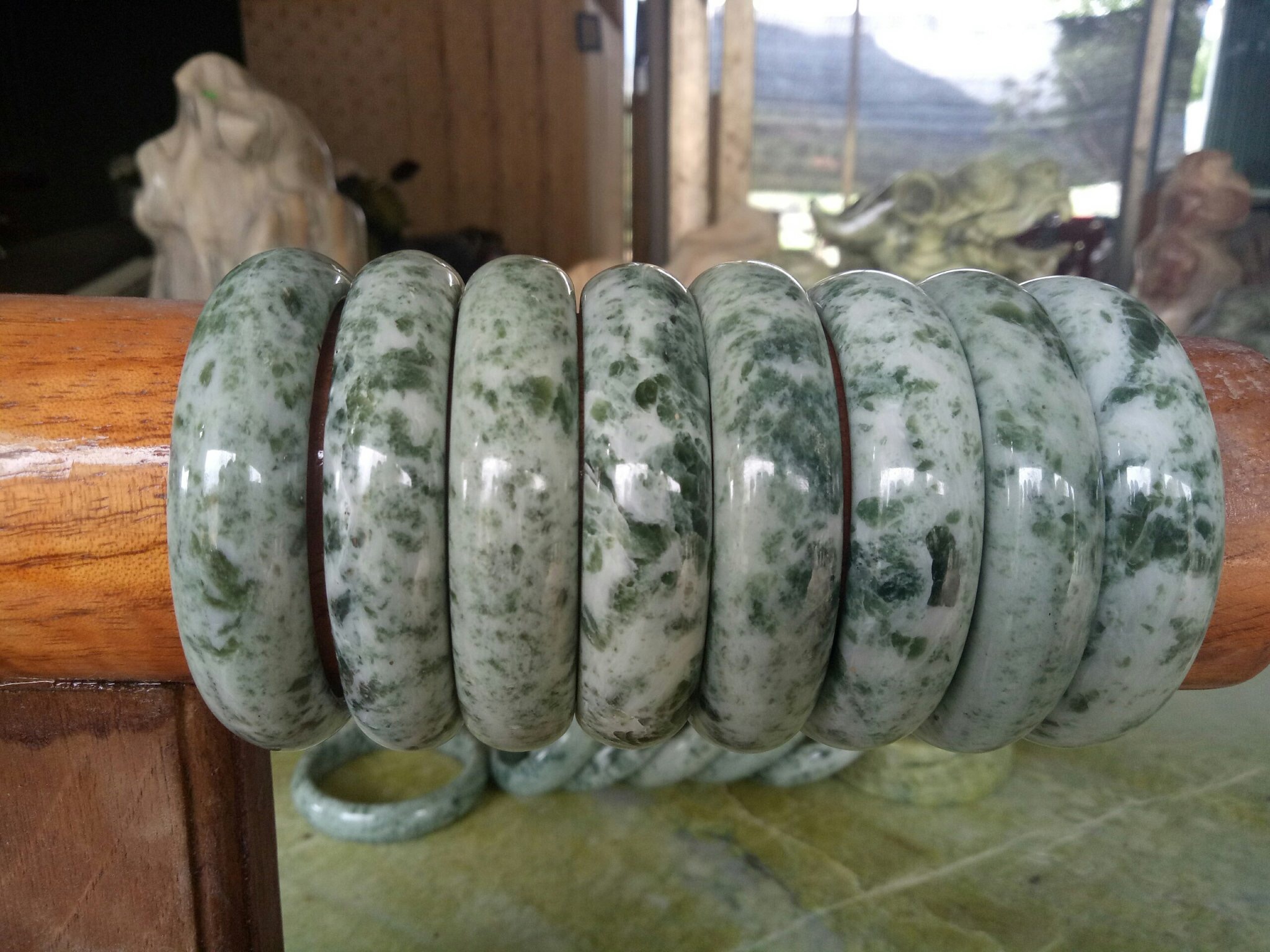 Vòng tay cẩm thạch ngọc serpentione ngọc của việt nam nhiều size cao từ 1.5 đến 2.5cm màu xanh lá cây đậm size 5.6cm