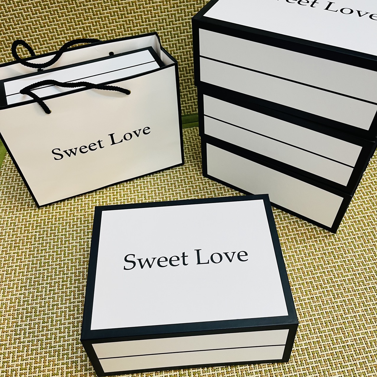 Hộp túi quà sweetlove thiết kế sang trọng, lãng mạn, chất liệu cứng cáp