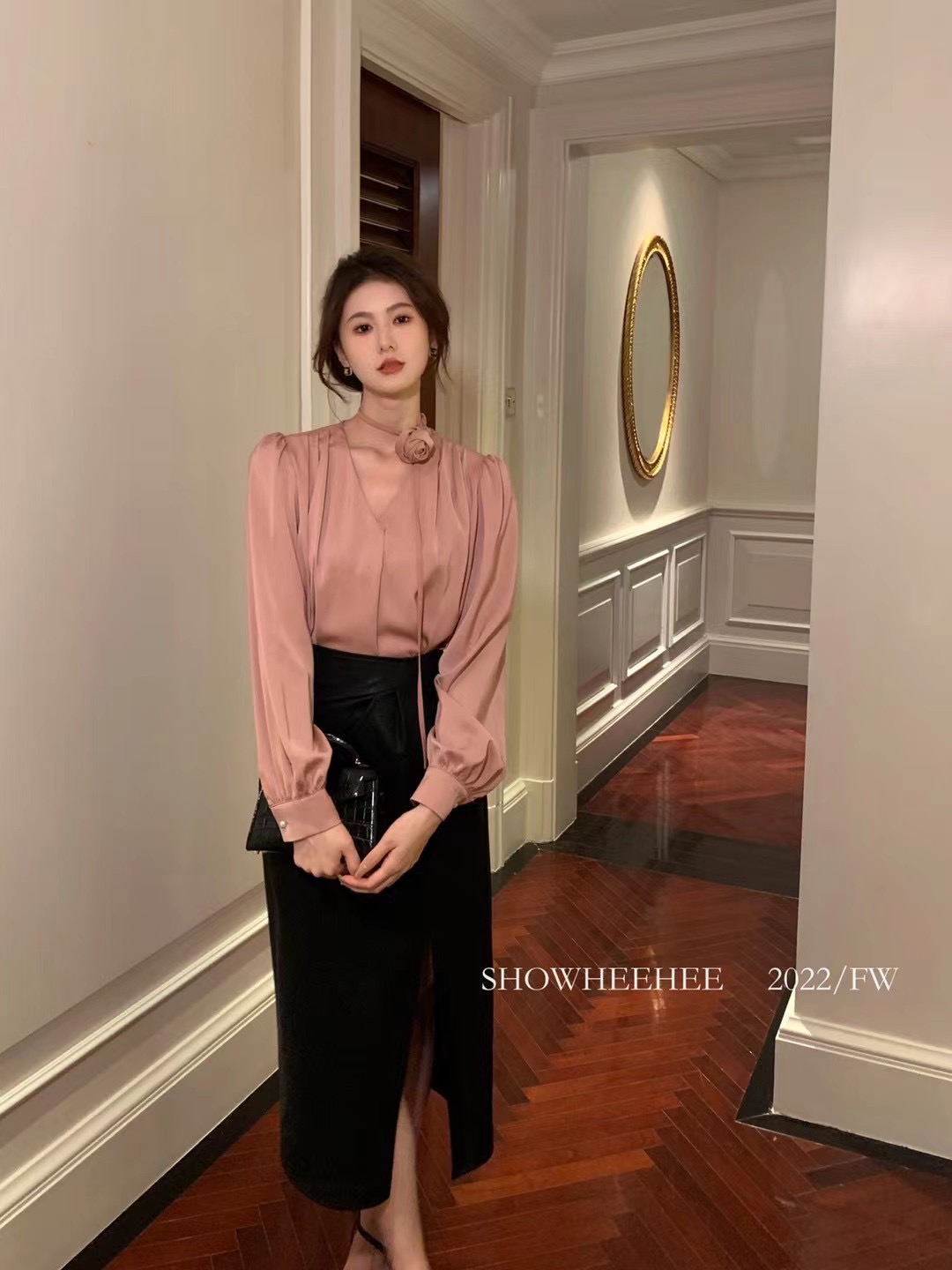 Áo Sơ Mi Kiểu Nữ Công Sở Phối Phụ Kiện quyến rũ Chất liệu satin dày dặn,mềm mịn,ko co giãn. Áo với 2 gam màu trung tính nhẹ nhàng,dễ dàng phối trang phục mà ko lo bị kén màu da. Thích hợp đi làm,đi chơi,đi tiệc(tùy theo kết hợp pk) nhé
