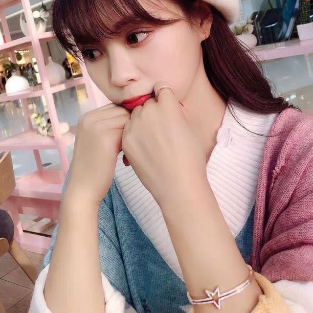 Vòng tay titan nữ ngôi sao đính hột