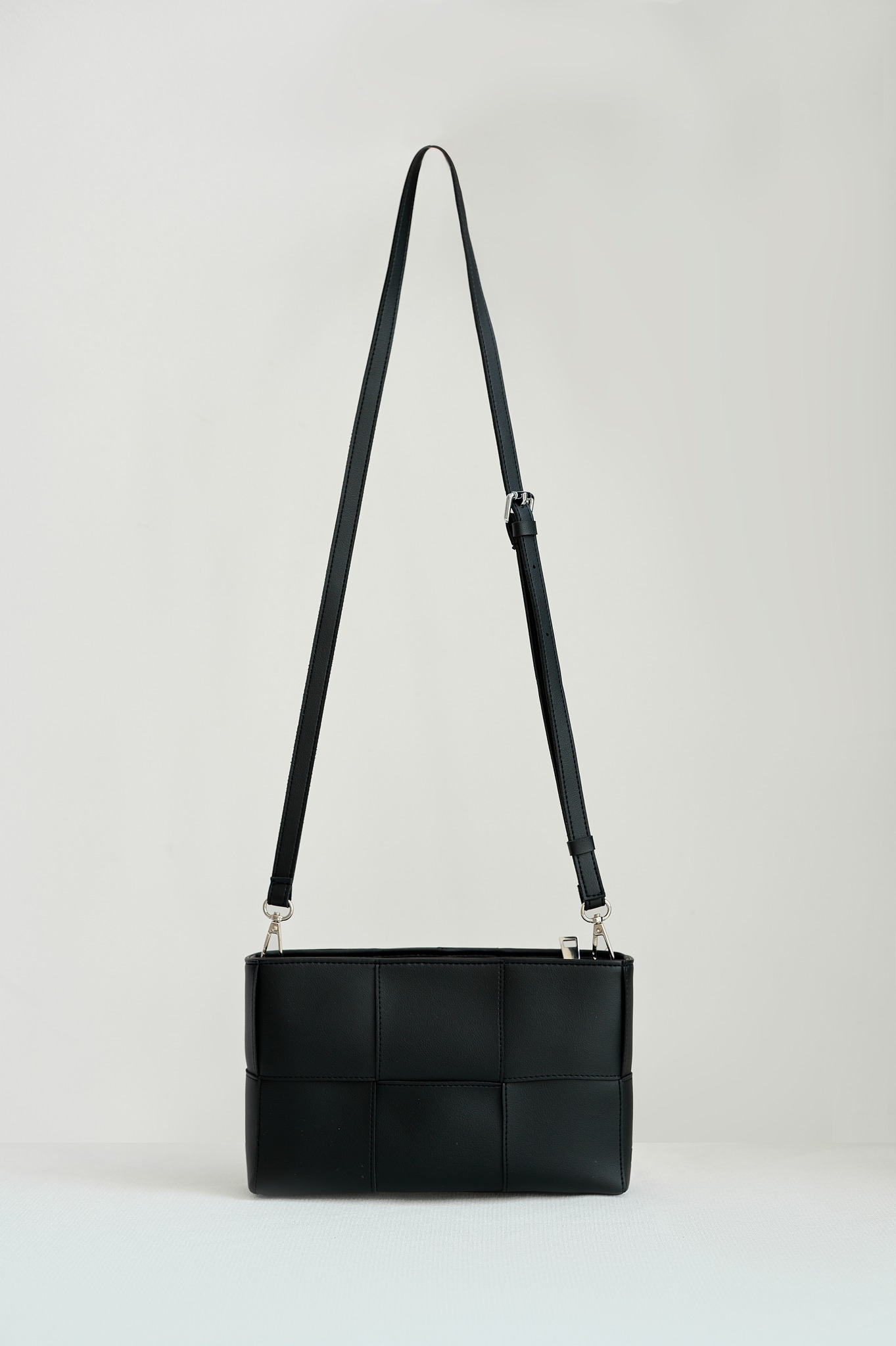 OLV - Túi Weave Shoulder Bag In Black