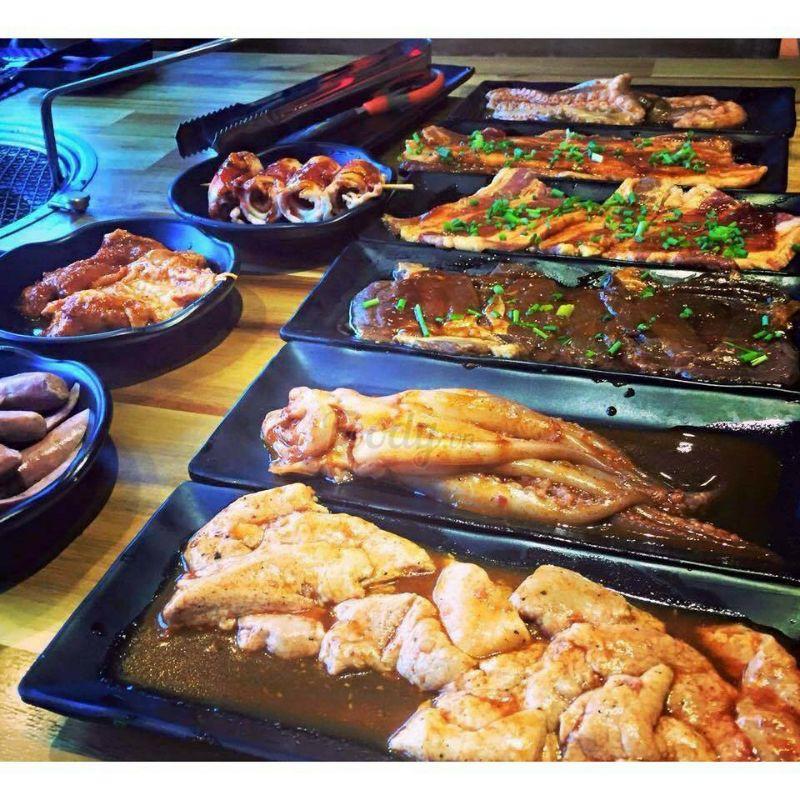 Khay nhựa phip cao cấp dáng thuyền dùng đựng thịt viên, thịt nướng BBQ phong cách Nhật sang trọng