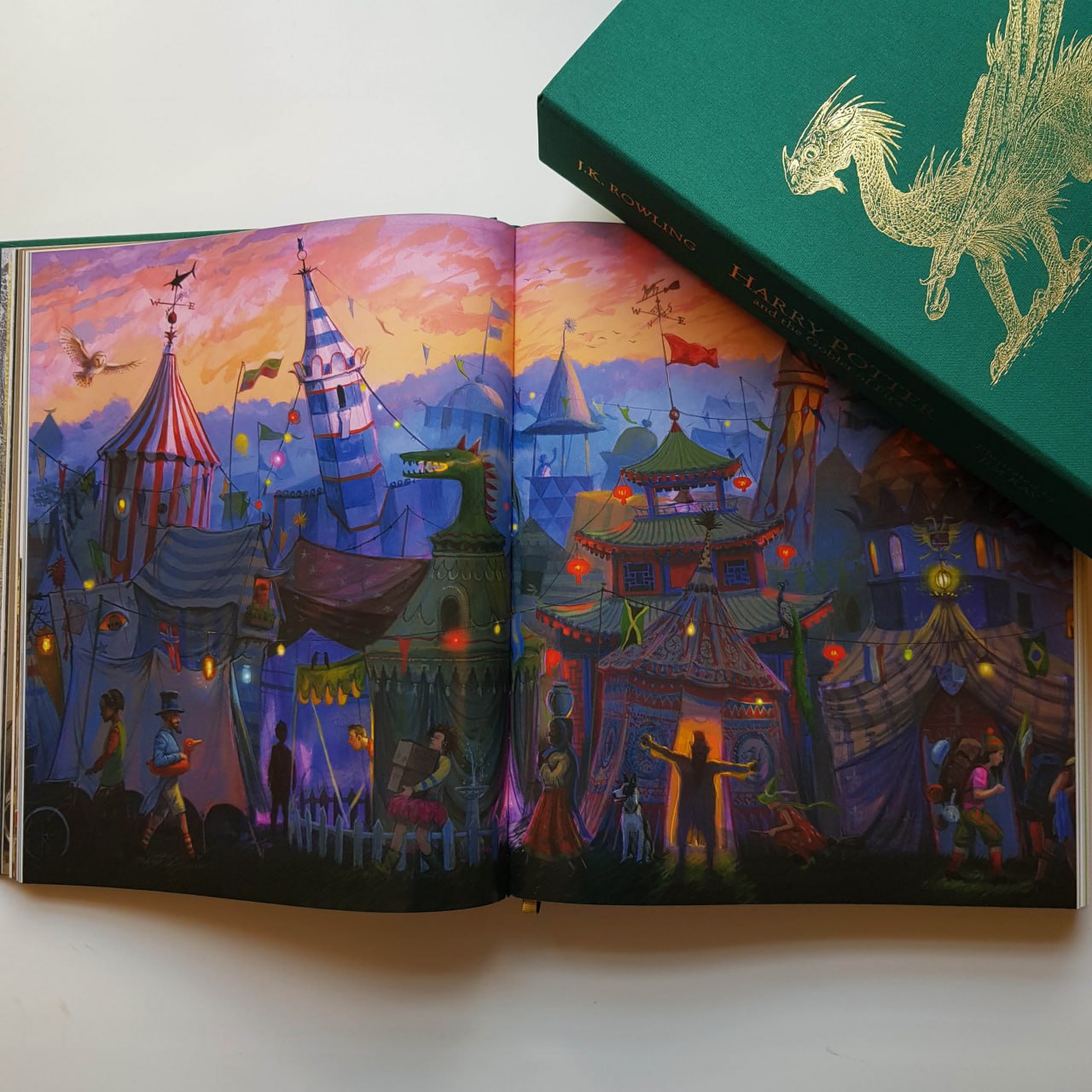 Harry Deluxe Illustrated Slipcase Edition - Book 4 : Harry Potter and the Goblet of Fire