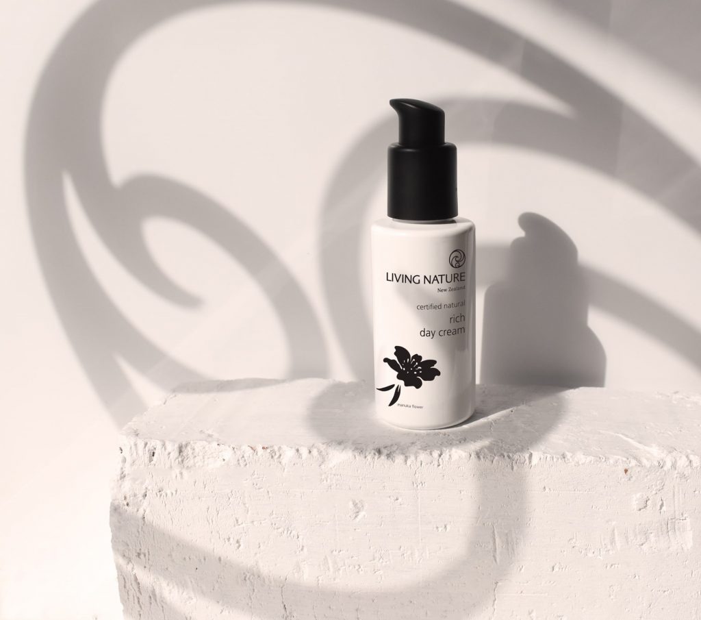 Kem dưỡng da Living Nature Rich Day Cream