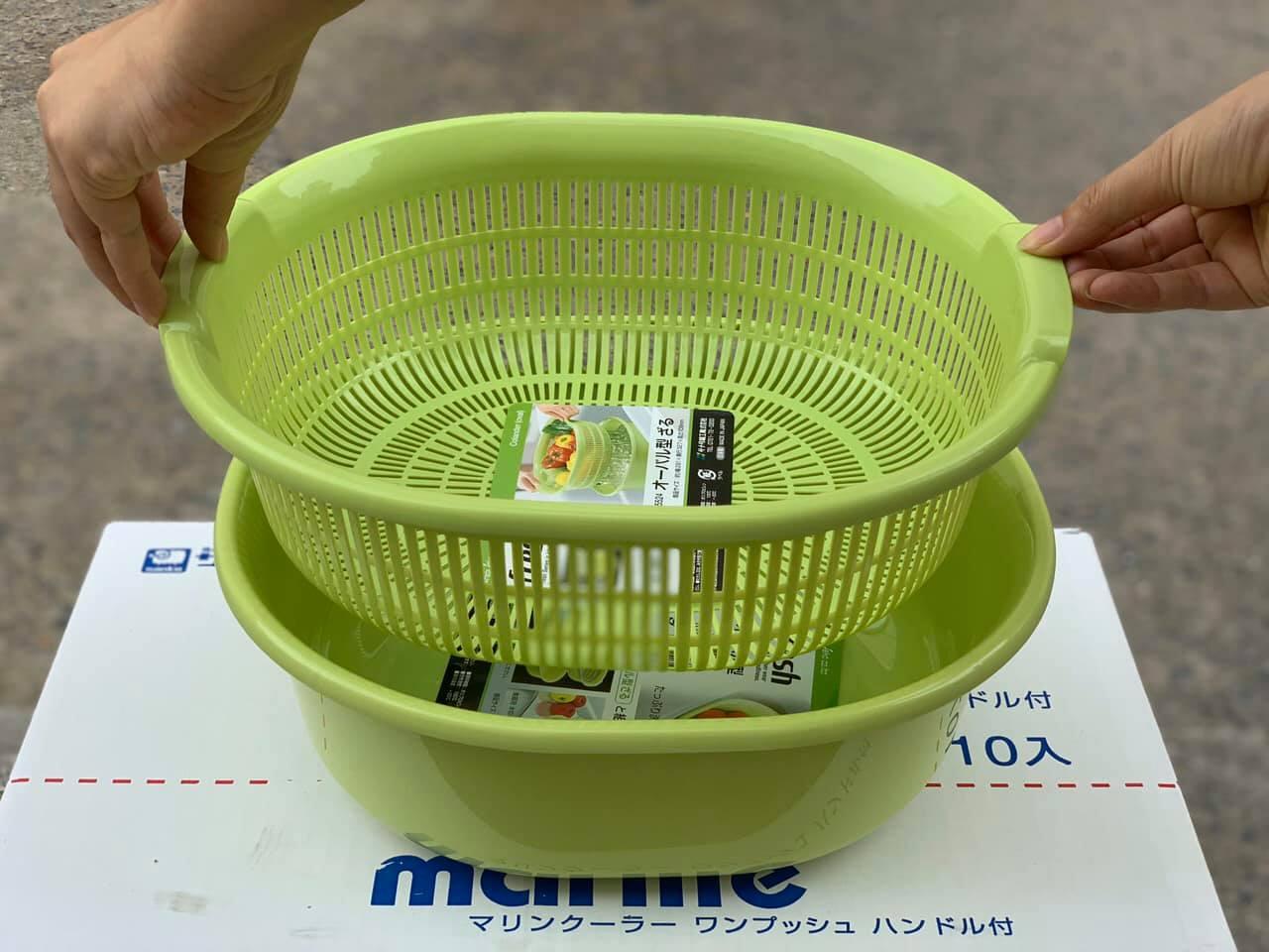 Combo Dụng Cụ Nhà Bếp Hữu Ích: Rổ Nhựa Kháng Khuẩn 5,3L + Thớt Nhựa Kháng Khuẩn 1,3cm - Nội Địa Nhật Bản