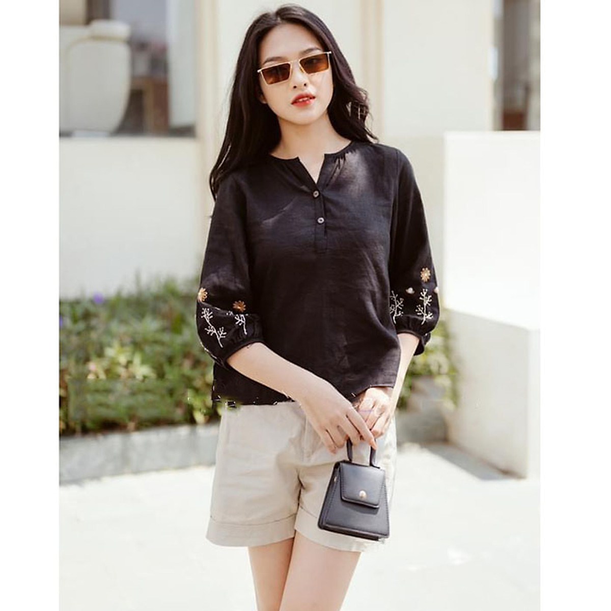 Áo kiểu nữ linen tưng premium cổ V tay lỡ thêu hoa trẻ trung - Đen