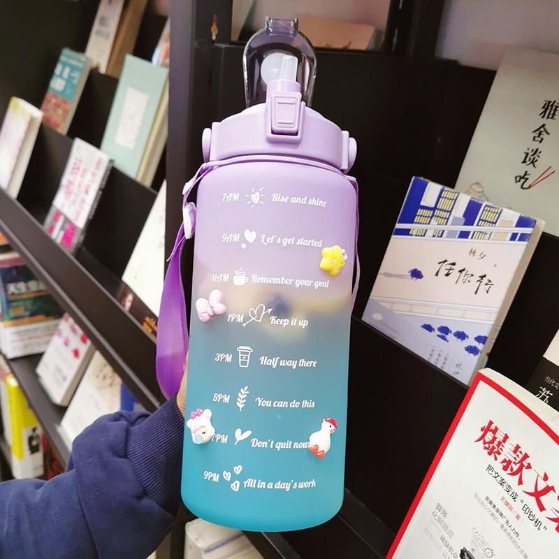 Bình nước 2L có vạch báo giờ uống nước - Bình đựng nước màu gradient bắt mắt có ống hút và sticker trang trí