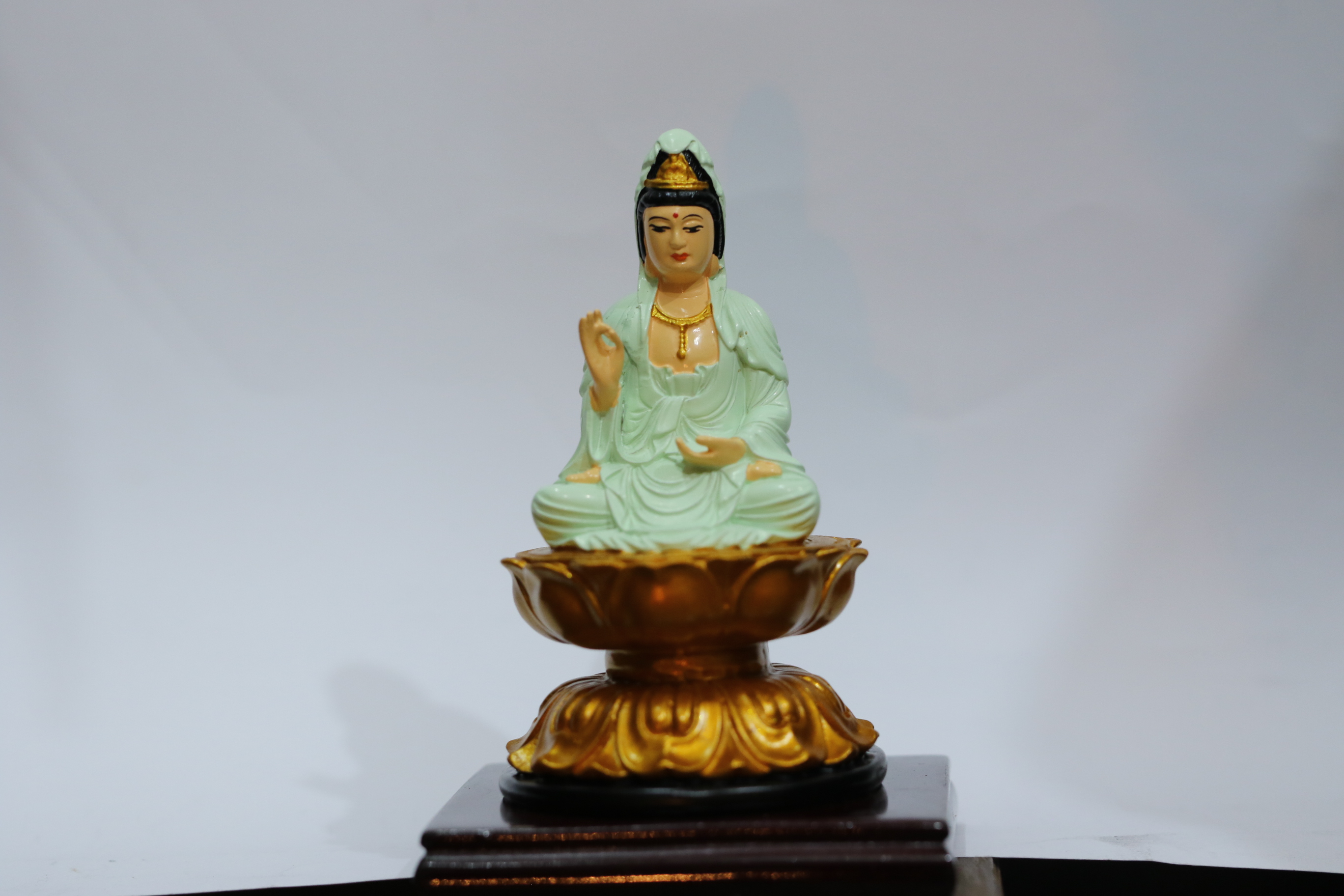 Tượng Quán Thế Âm Ngồi - Sản phẩm có 2 màu lựa chọn