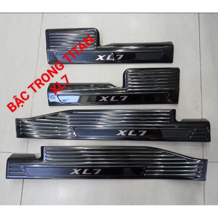 Nẹp Bước Chân Titan Suzuki XL7 2020-2021, ốp chống xước bậc chân trong mẫu titan cao cấp dành cho SUZUKI XL7 2019-2020