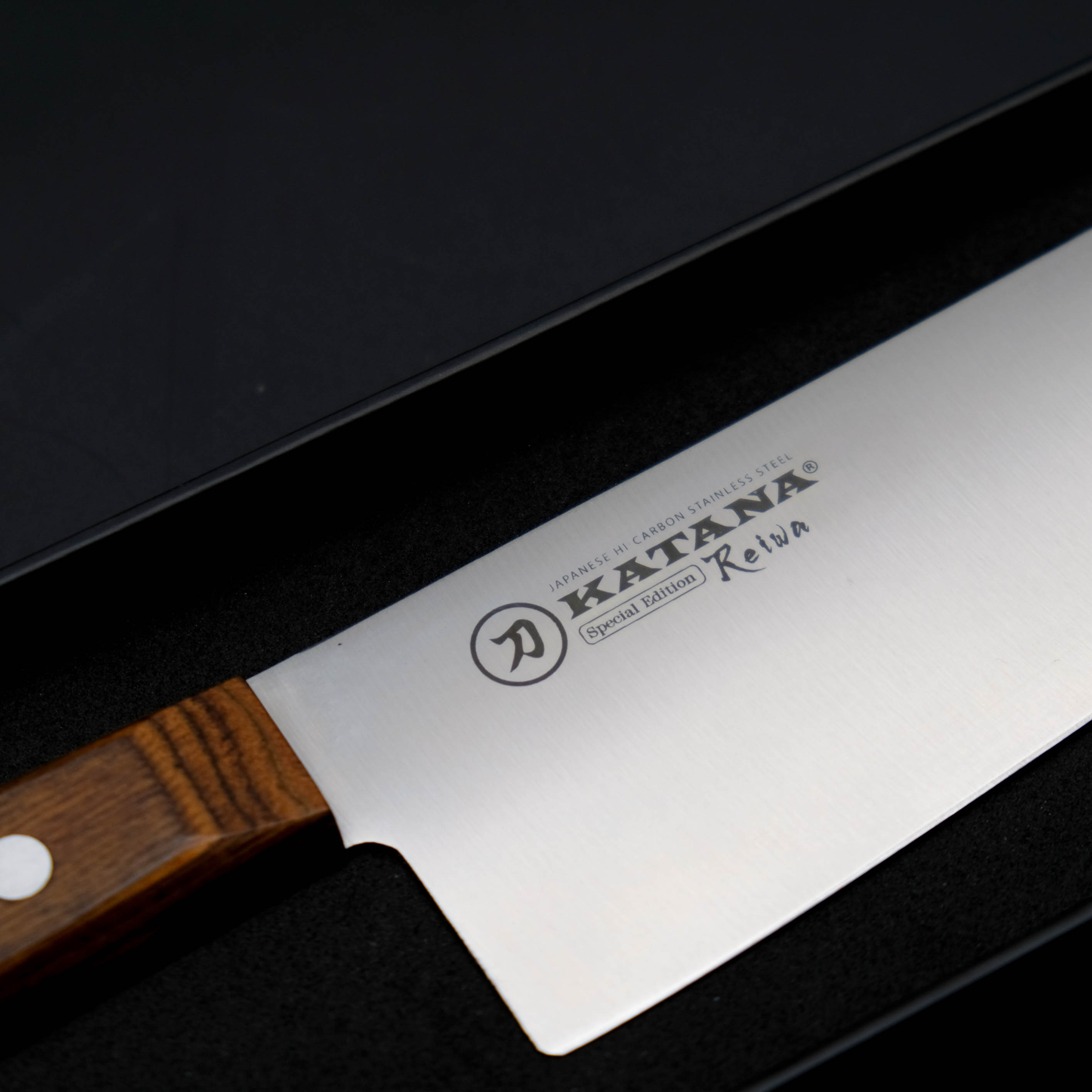 Dao bếp cao cấp KATANA REIWA Santoku 18cm cán gỗ, thép chống gỉ độ cứng 53HRC - dao thái thịt, dao làm bếp cao cấp thương hiệu Việt Nam