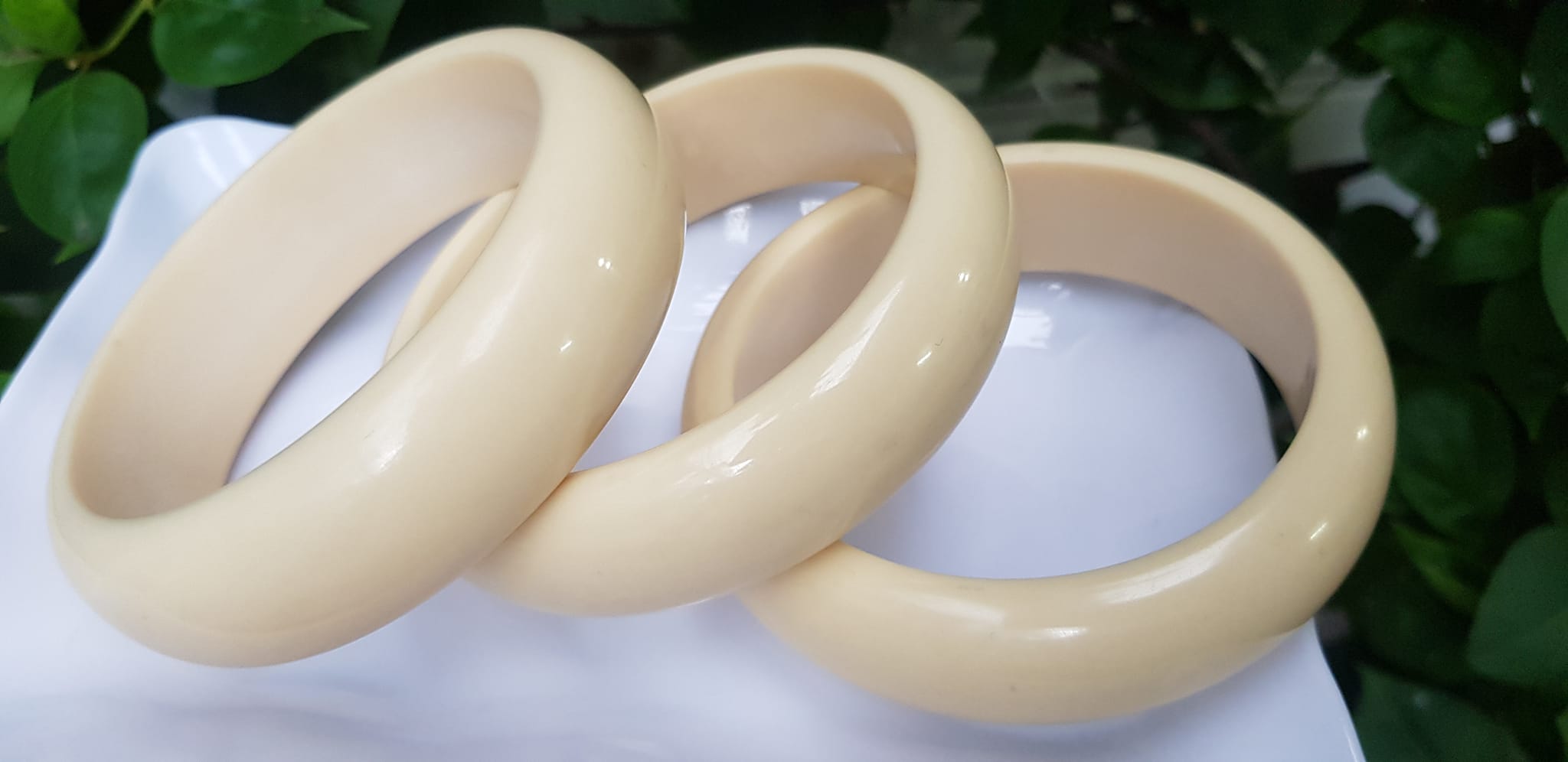 Vòng Tay Nam Giả Ngà hay gọi Xương Mỹ Nghệ Ni to 72mm x cao 22mm x dầy 10mm Nam tay tròn đeo tầm 80kg - 90kg hơn đeo ạ