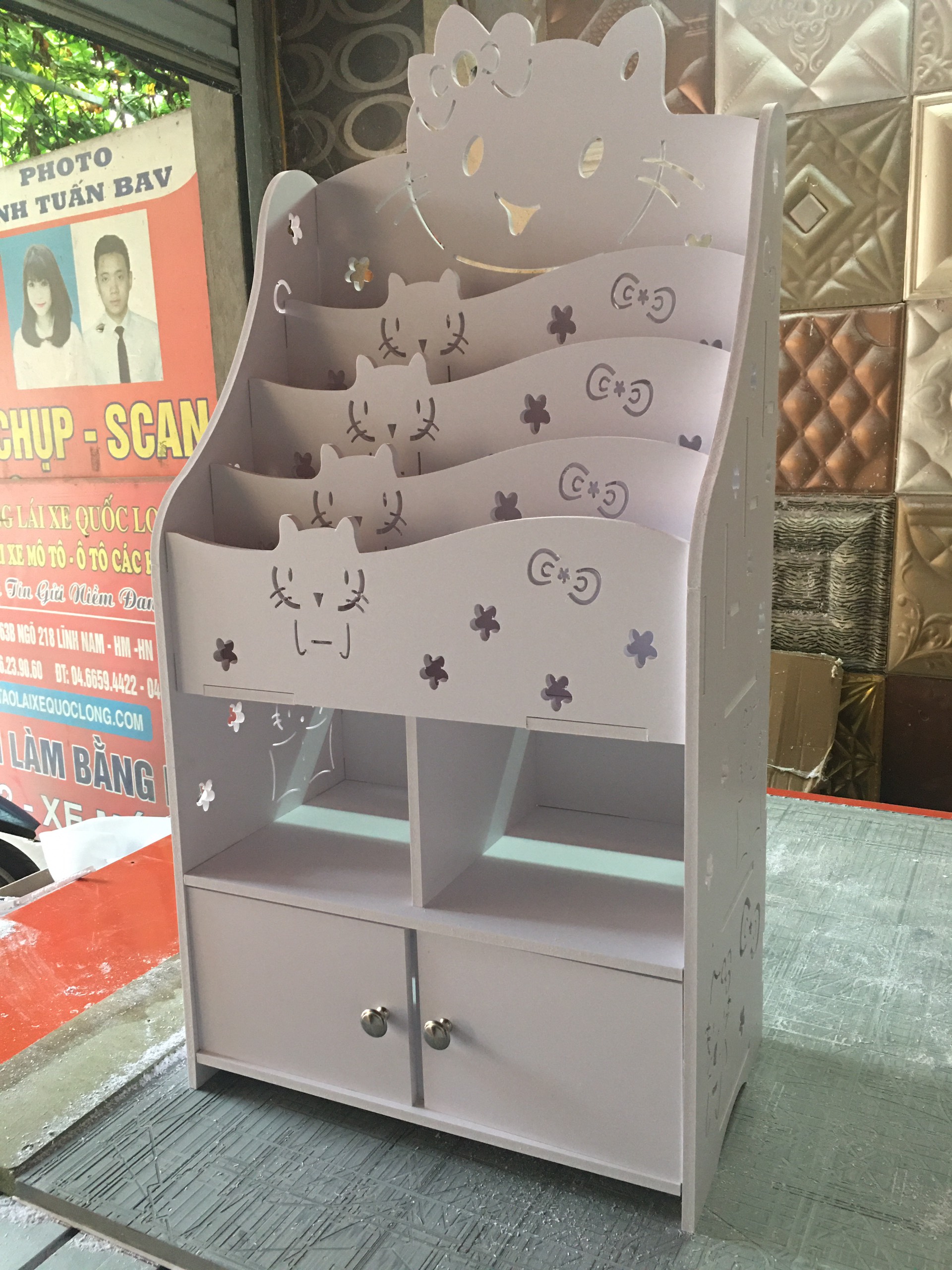 Kệ sách Kitty tủ đồ