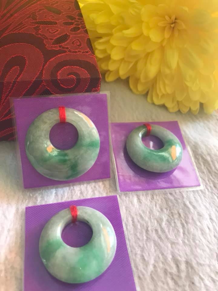 Mặt Dây Chuyền ĐỒNG ĐIẾU KIỂU TRÒN GIỮA TO ĐÁ Cẩm Thạch Tự Nhiên  Size 29mm x Dầy 7mm x Đk tròn bên trong 12mm  MÀU XANH NGỌC CẨM THẠCH LÊN XANH LÁ ĐẬM ĐẸP Nữ làm mặt Dây Chuyền KIỂU Đeo Đẹp ạ