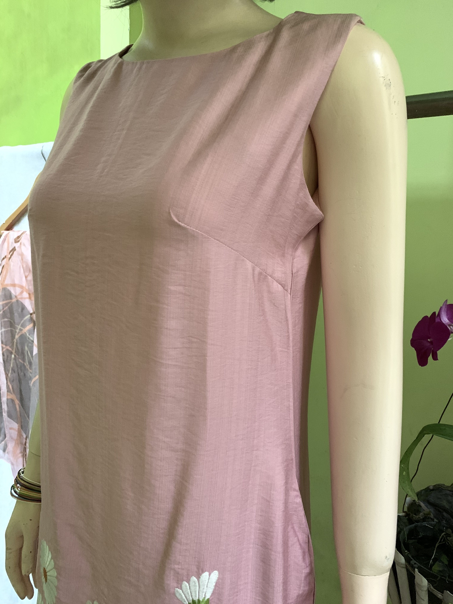 Đầm suông chất đũi thêu hoa cúc xinh xắn