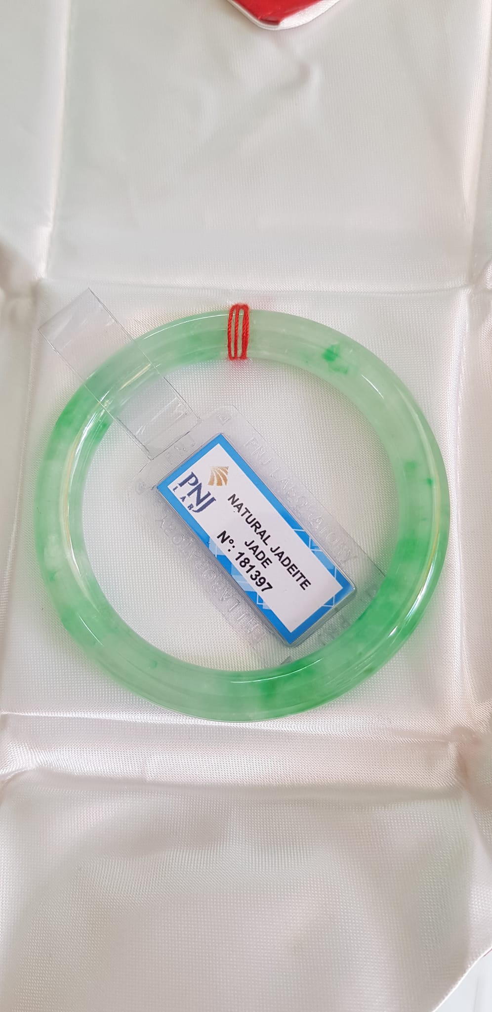 Vòng Cẩm Thạch tự nhiên T Lý Rơi Sao 52mm x cọng 8mm Vòng kiểm định Natural Jadeite Jade P No 181397 màu Xanh ngọc nhẹ trắng điểm xanh lý trong bóng đều đẹp sang lắm luôn nữ 50kg - 55kg đeo ạ