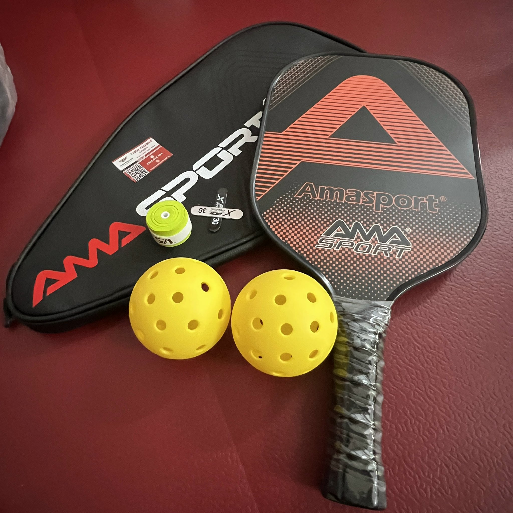 Vợt Pickleball 4001 tặng kèm bao da dày dặn và 2 quả bóng tiêu chuẩn đạt tiêu chuẩn USAPA, có độ bền cao, phù hợp với mọi đối tượng T THIEN TRUONG SPORT