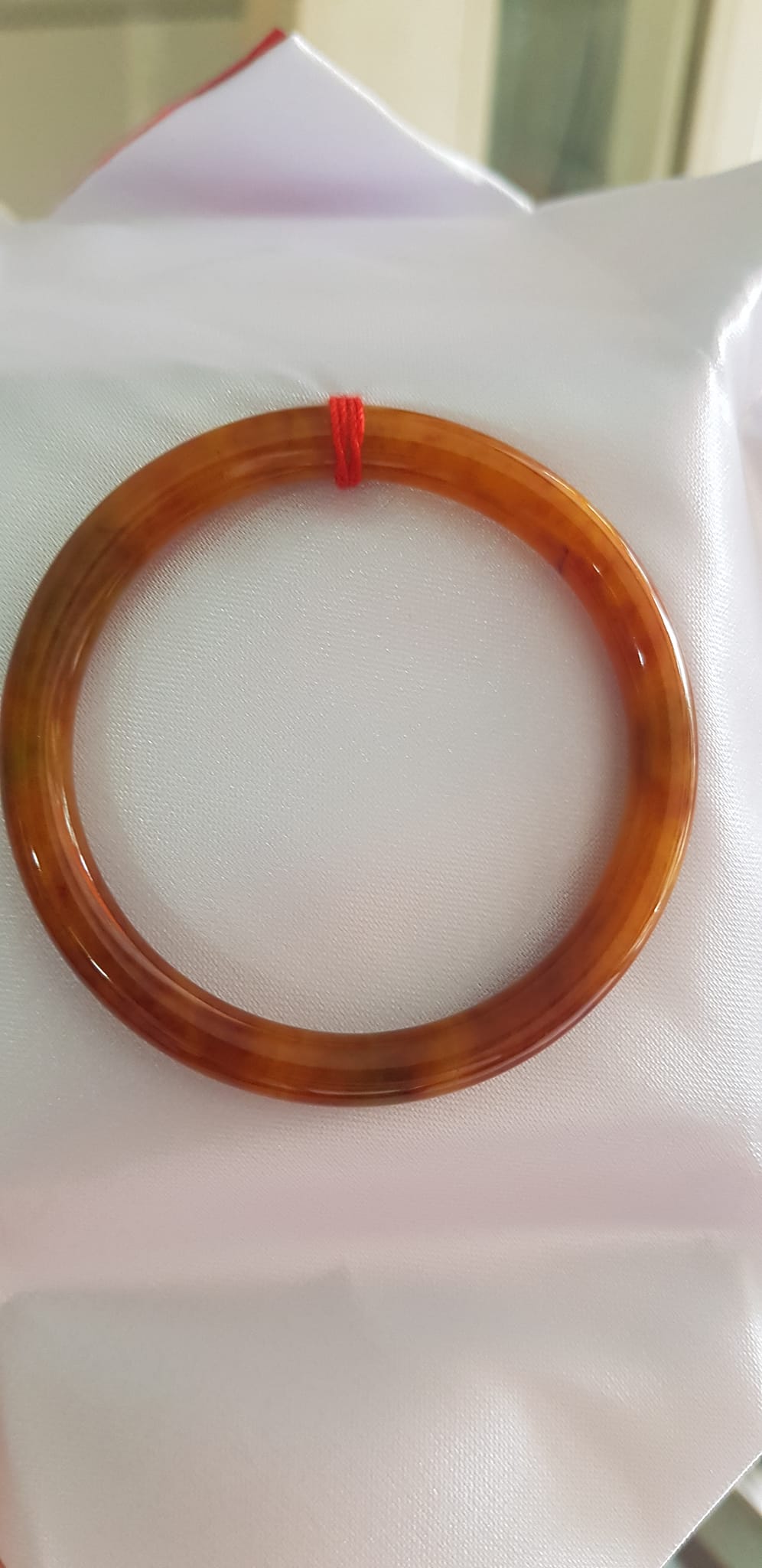 Vòng tay nữ đá Cẩm thạch Vàng đậm Vân vân bóng đẹp lạ Ni 50mm x cọng 6mm Nữ Thổ mệnh Kim 49kg - 53kg đeo Món quà tặng ý nghĩa dành cho các chị em đeo vòng tay Ni 50mm ạ