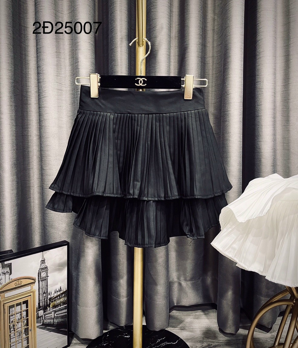 Váy ngắn xòe xếp ly màu đen