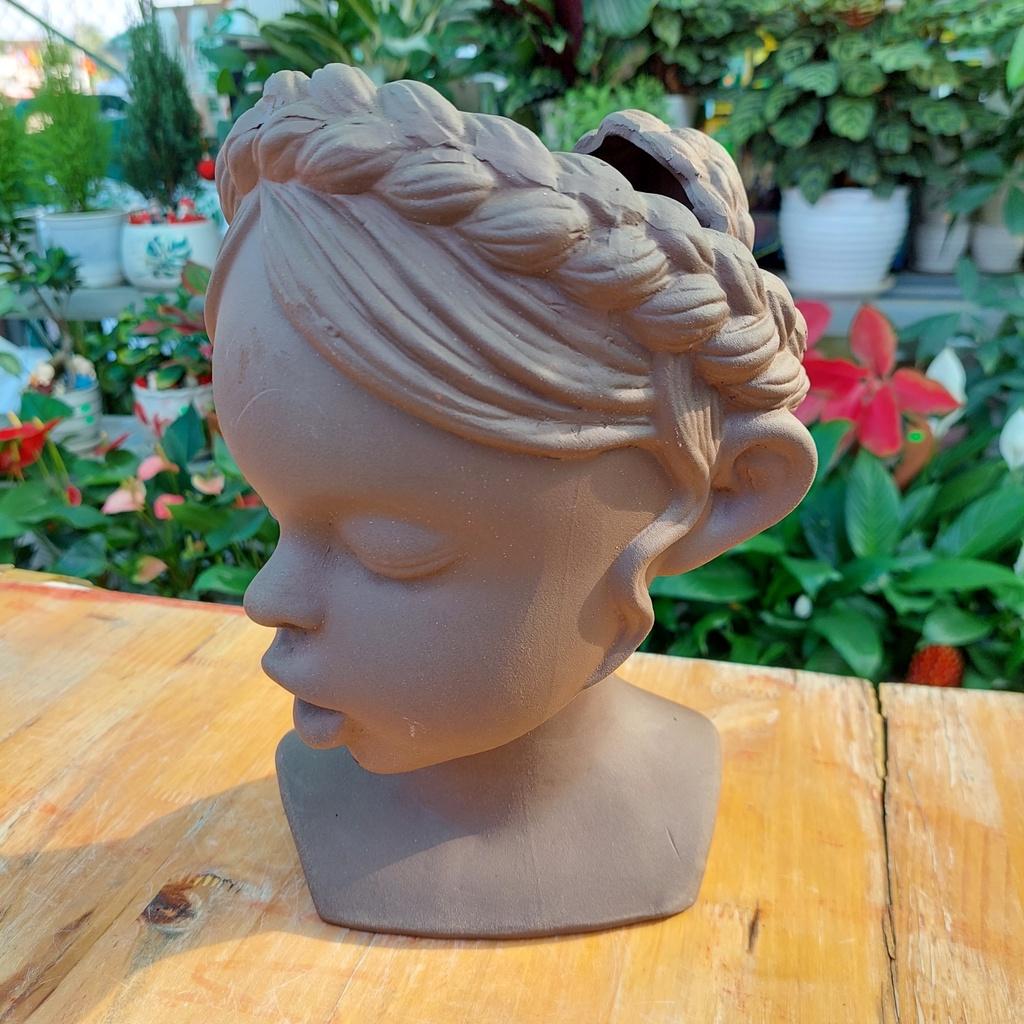 Chậu đất nung Bình Dương - Cô gái bím tóc, miệng chậu 15cm ngang 11cm dọc, chiều cao 26cm