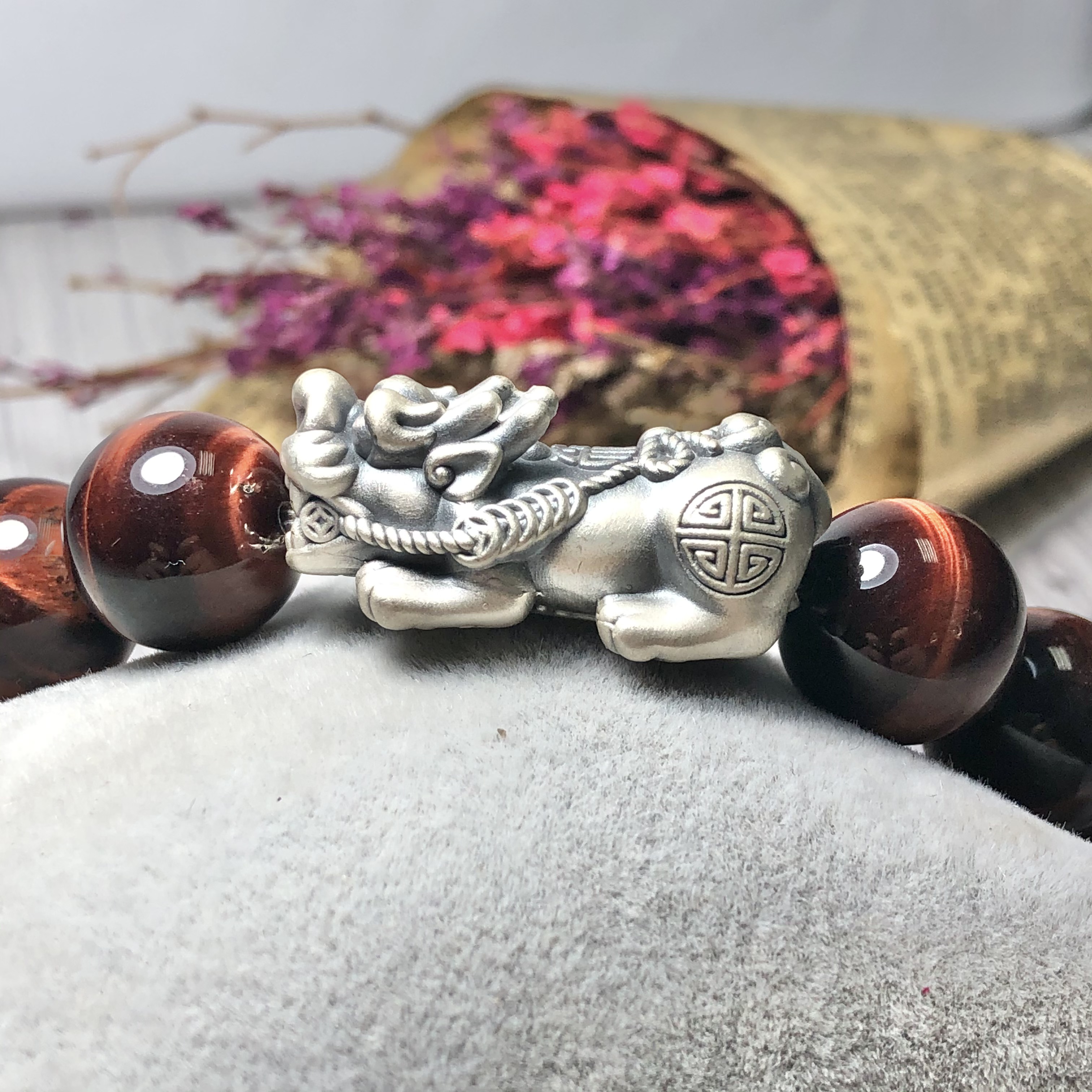 Vòng tay Thạch Anh Mắt Hổ nâu đỏ 14mm mix tỳ hưu bạc