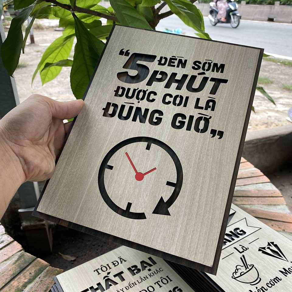Tranh Động Lực Gỗ decor quà tặng doanh nghiệp “đến sớm 5 phút được gọi là đúng giờ” Mẫu:VIAN27.