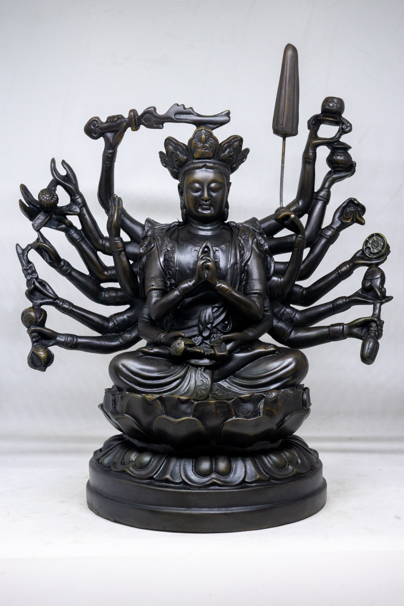 Tượng Phật Bà nhiều tay ngồi tòa sen bằng đá cao 29cm