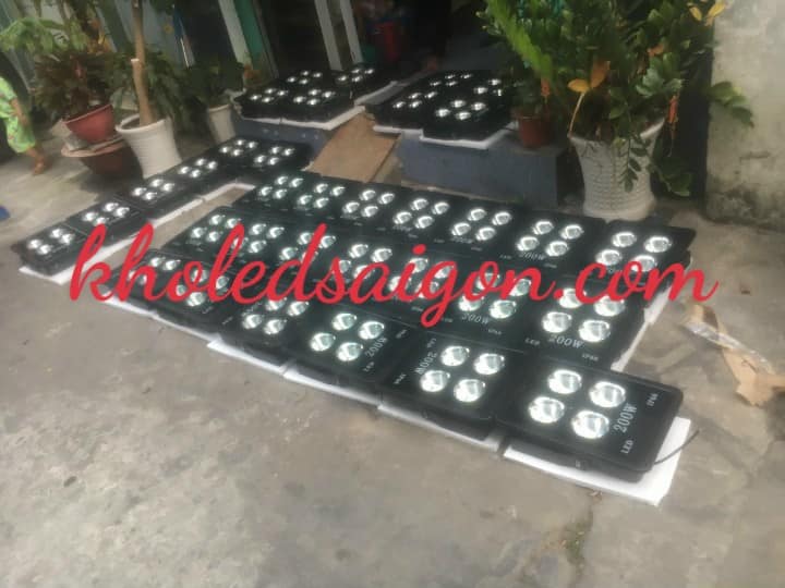 Đèn led pha ly 200w chiếu xa cho sân bóng-thiết kế vỏ nhôm dày chịu nhiệt,chống nước ,giá tốt