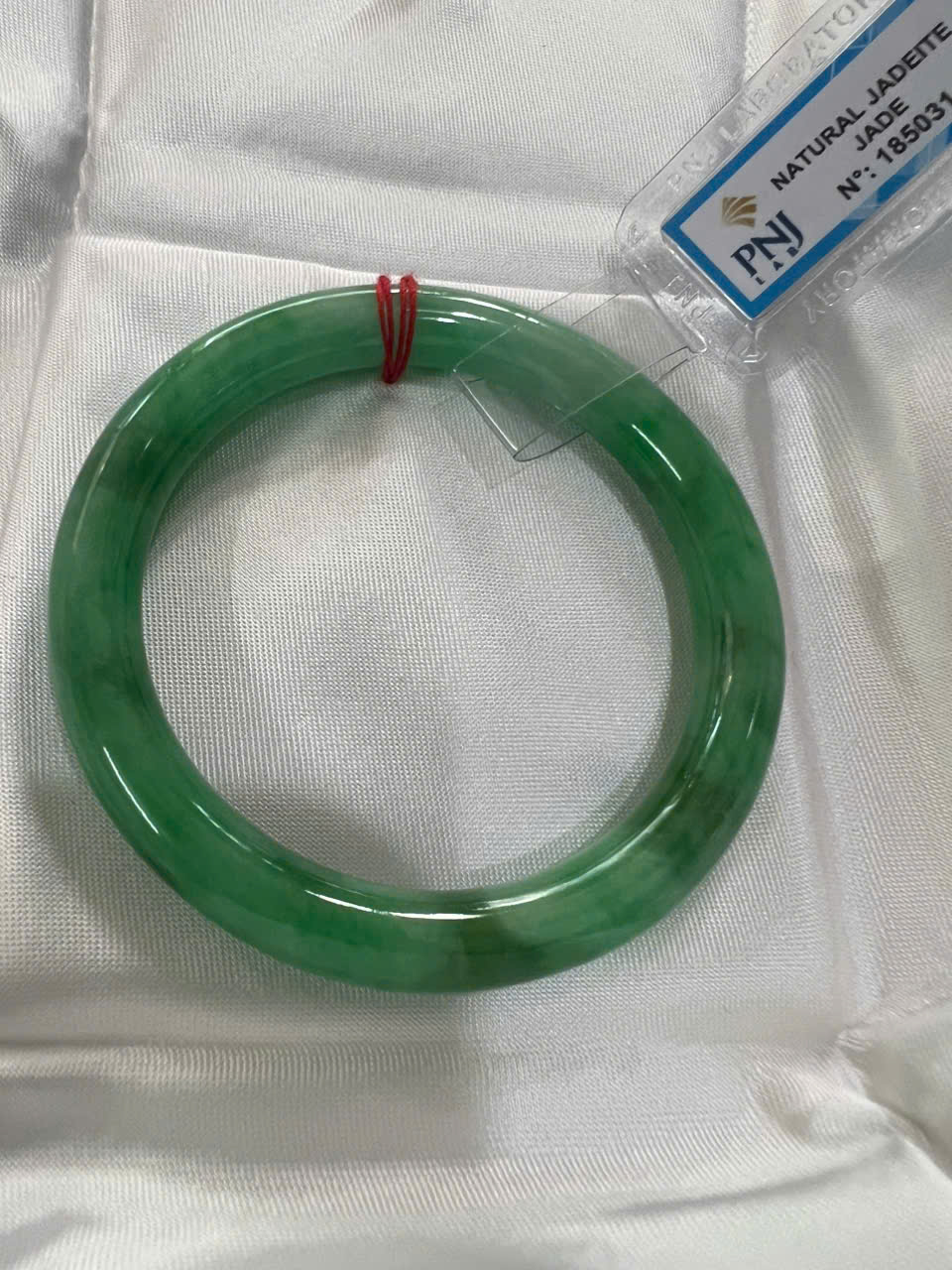 Vòng Cẩm Thạch Tự Nhiên Mới Sịn Đậu Lý Ni 50mm x chột 7,2mmm Vòng Kiểm Định P No 185031 Màu Xanh lý đều điểm vân trắng xanh đậm nhẹ bóng đều đẹp nữ 50kg - 54kg đeo sang tay món quà tặng chính mình tặng mẹ vợ ý nghĩa ạ