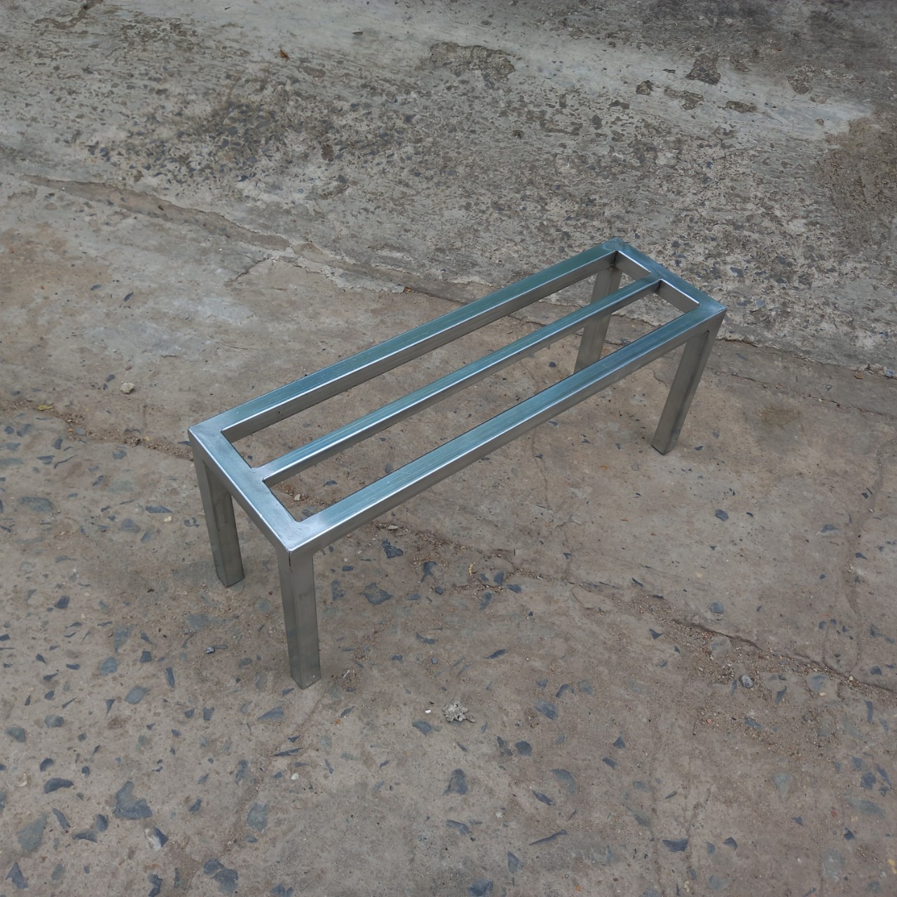 Kệ sắt, Dài 50cm, Rộng 15cm, Cao từ cm. 4 chân, 1 nan phụ, chất liệu thép hộp 20*20mm mạ kẽm, chân có nút nhựa chống trượt, dùng để chậu cây hoa cảnh