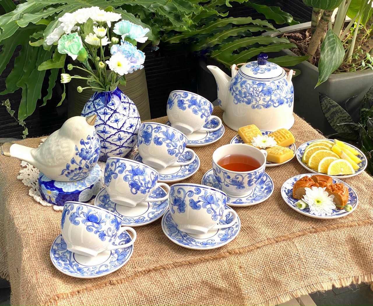 BỘ ẤM CHÉN VẼ TAY MEN LAM TRUYỀN THỐNG.